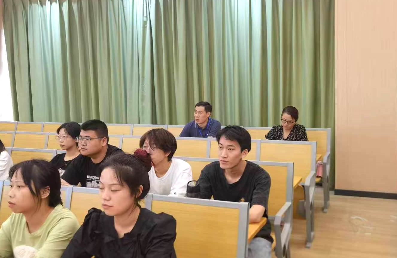 校领导检查开学工作并与学生同上开学第一课