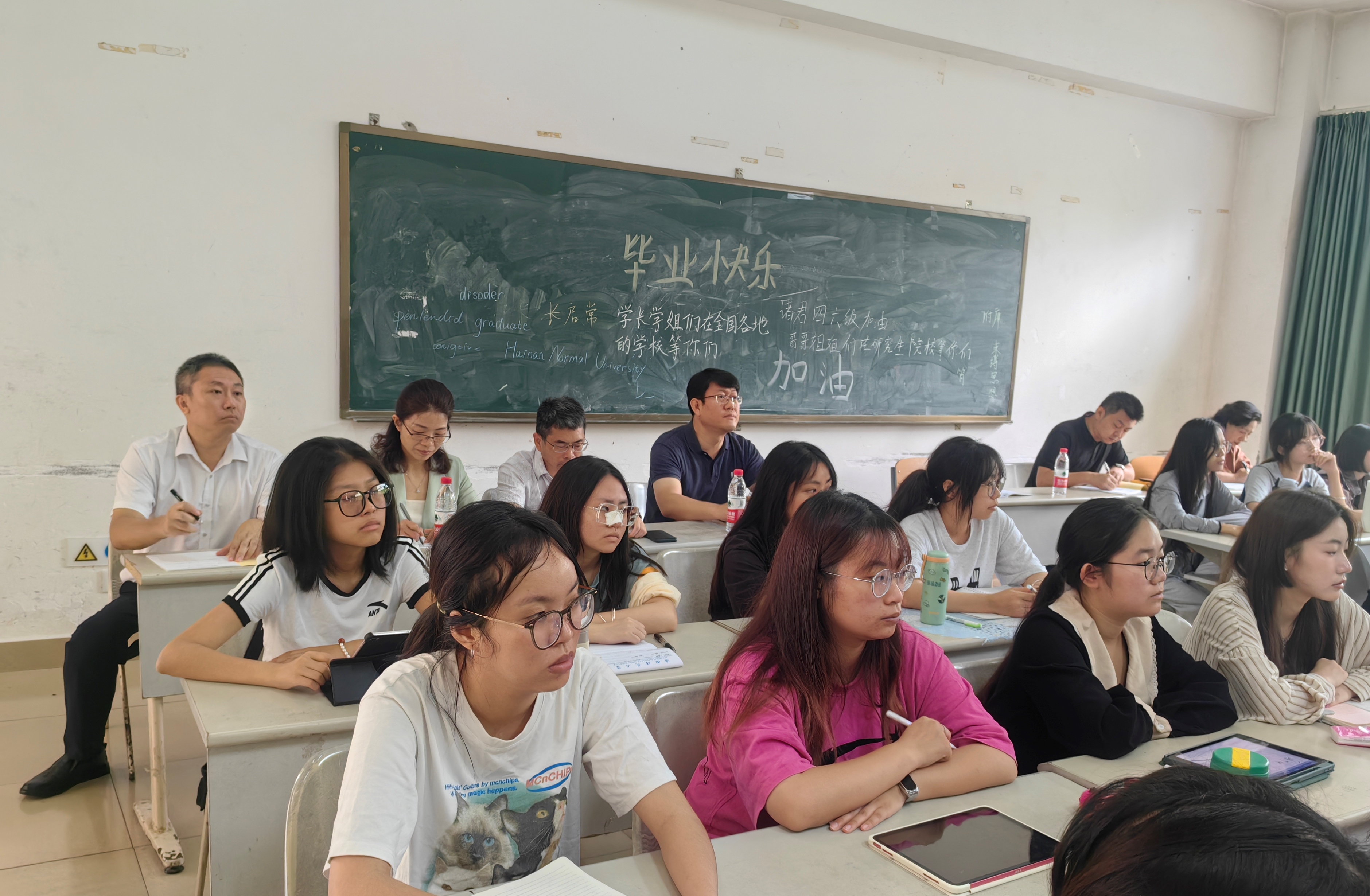 校领导检查开学工作并与学生同上开学第一课