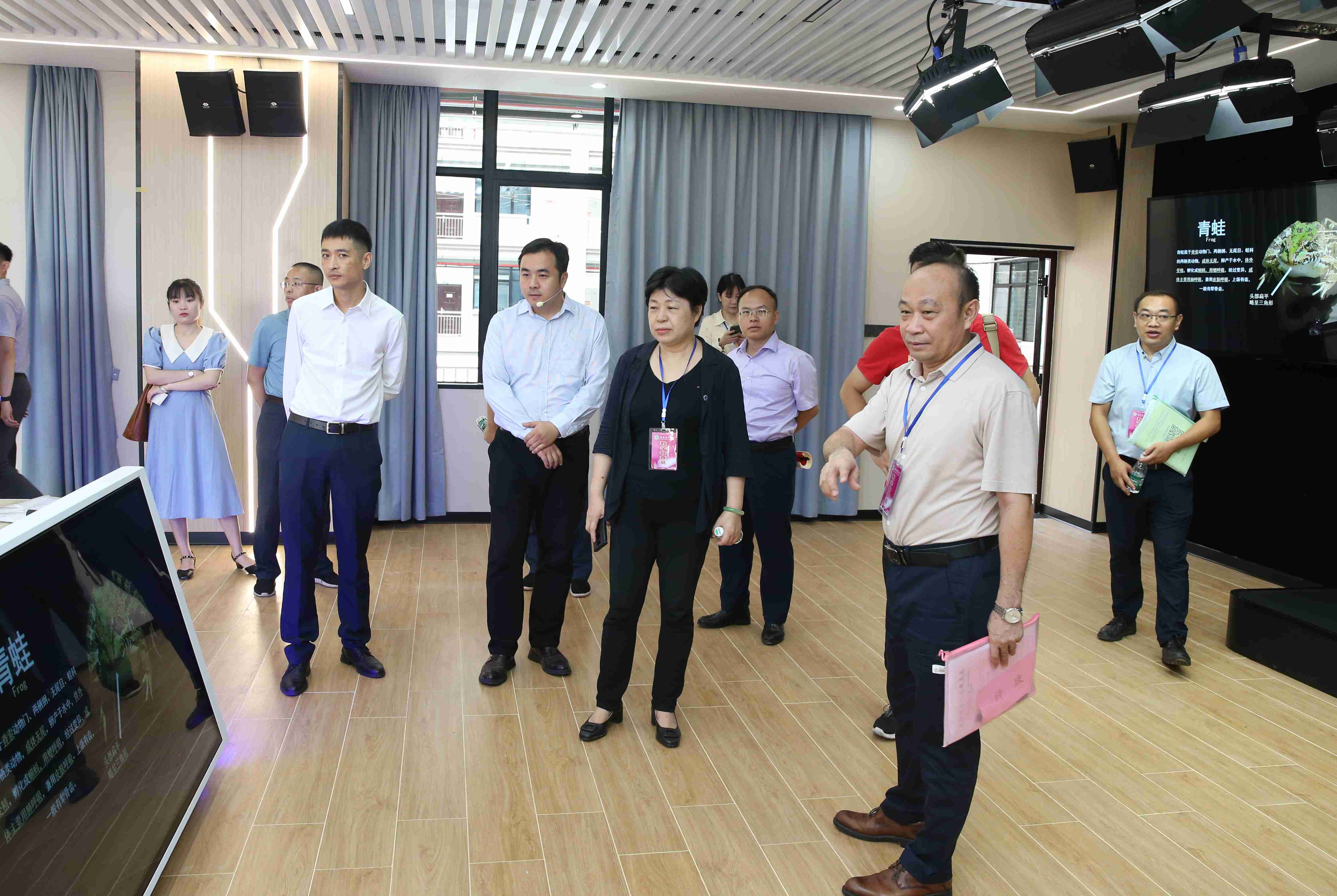 校领导检查开学工作并与学生同上开学第一课