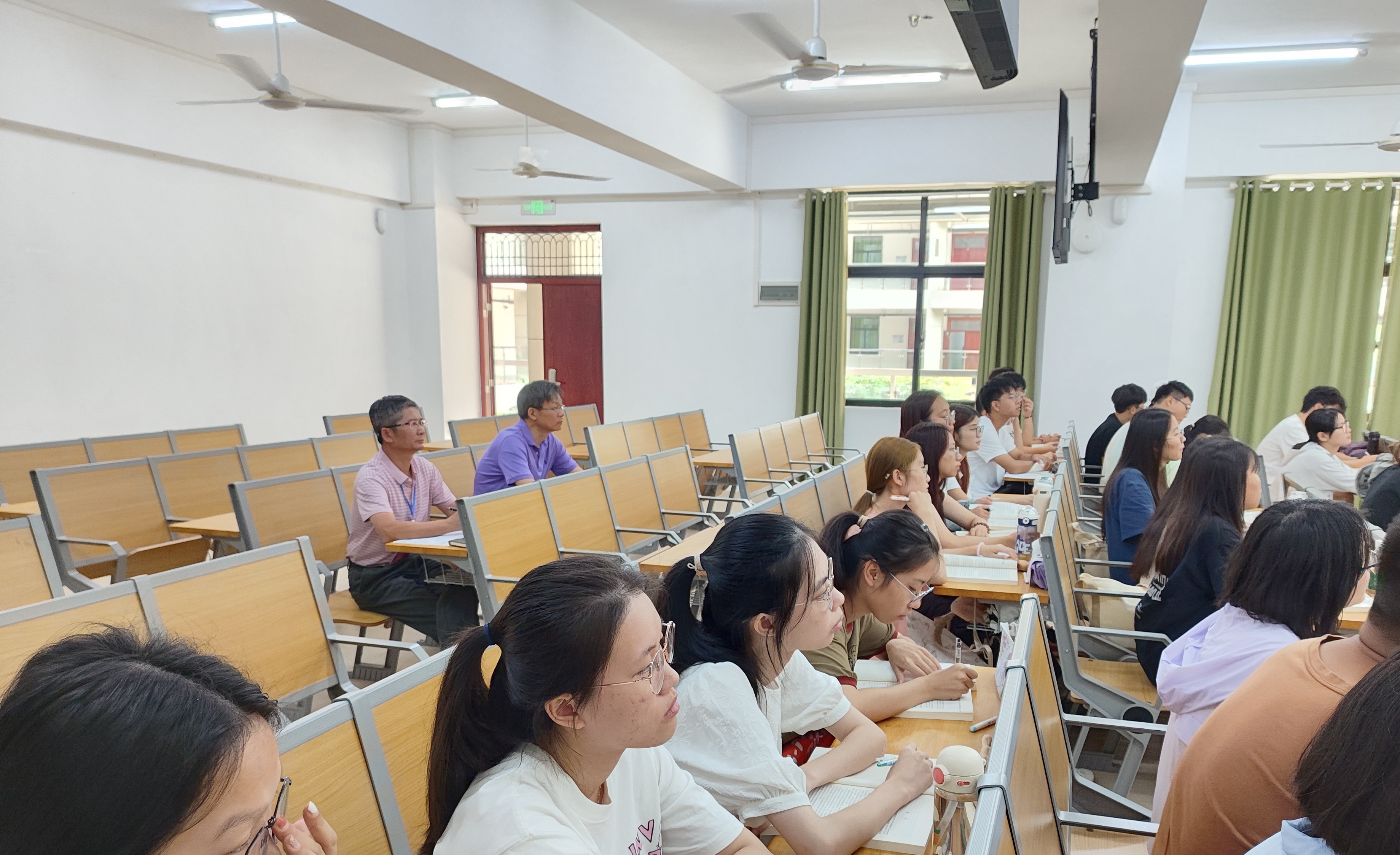 校领导检查开学工作并与学生同上开学第一课