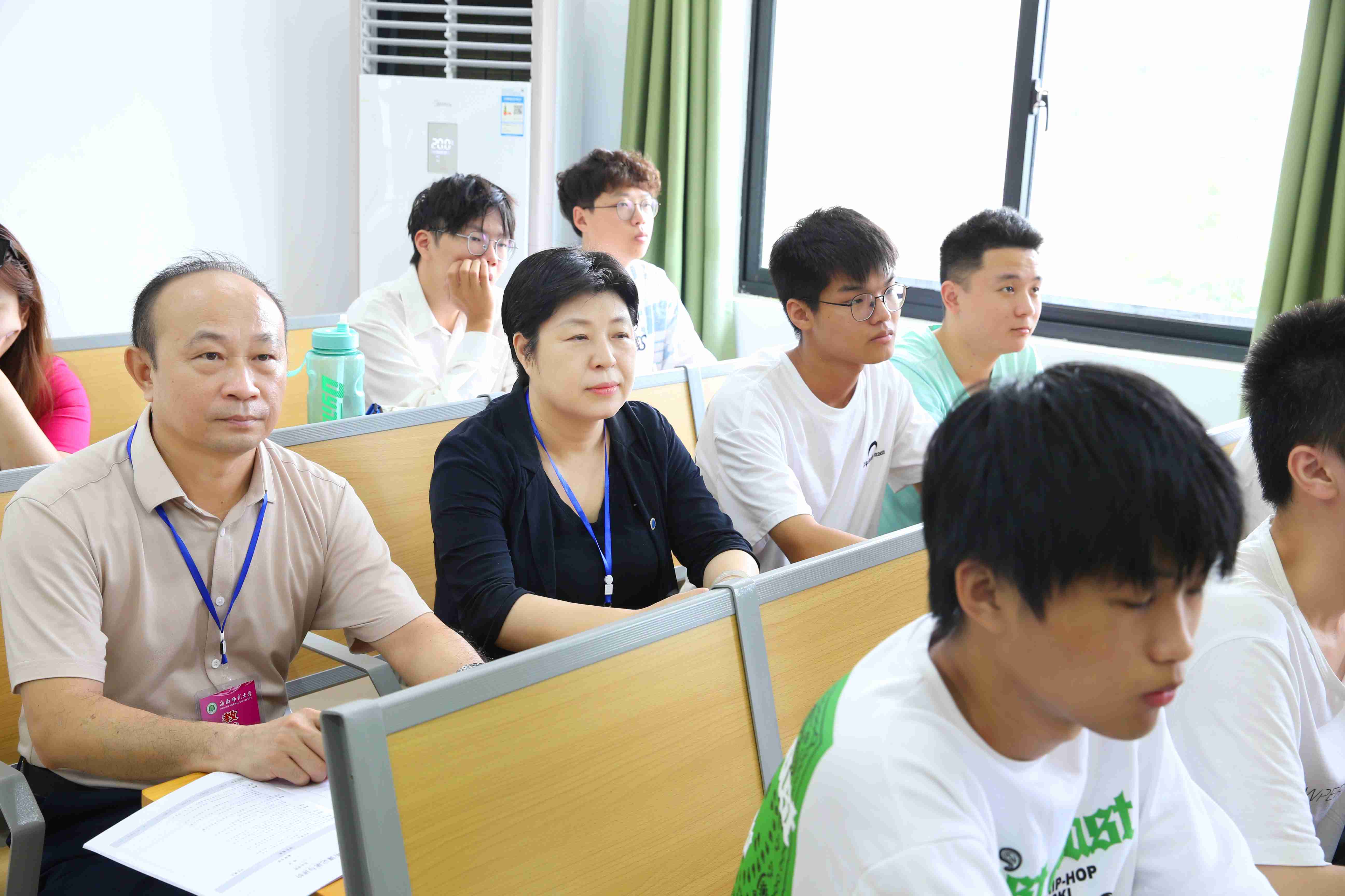 校领导检查开学工作并与学生同上开学第一课