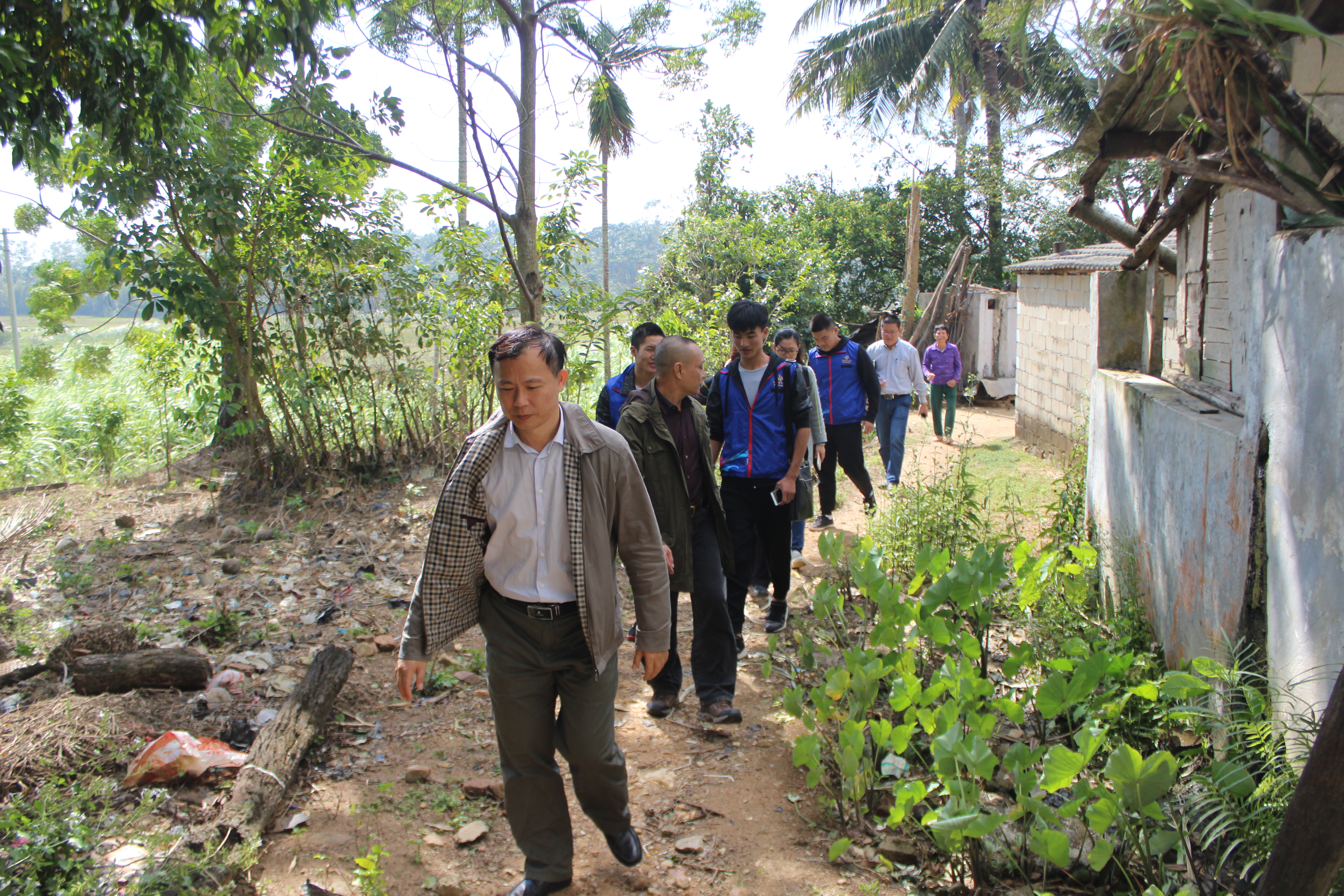 体育学院走进陵水亚欠村开展精准扶贫工作