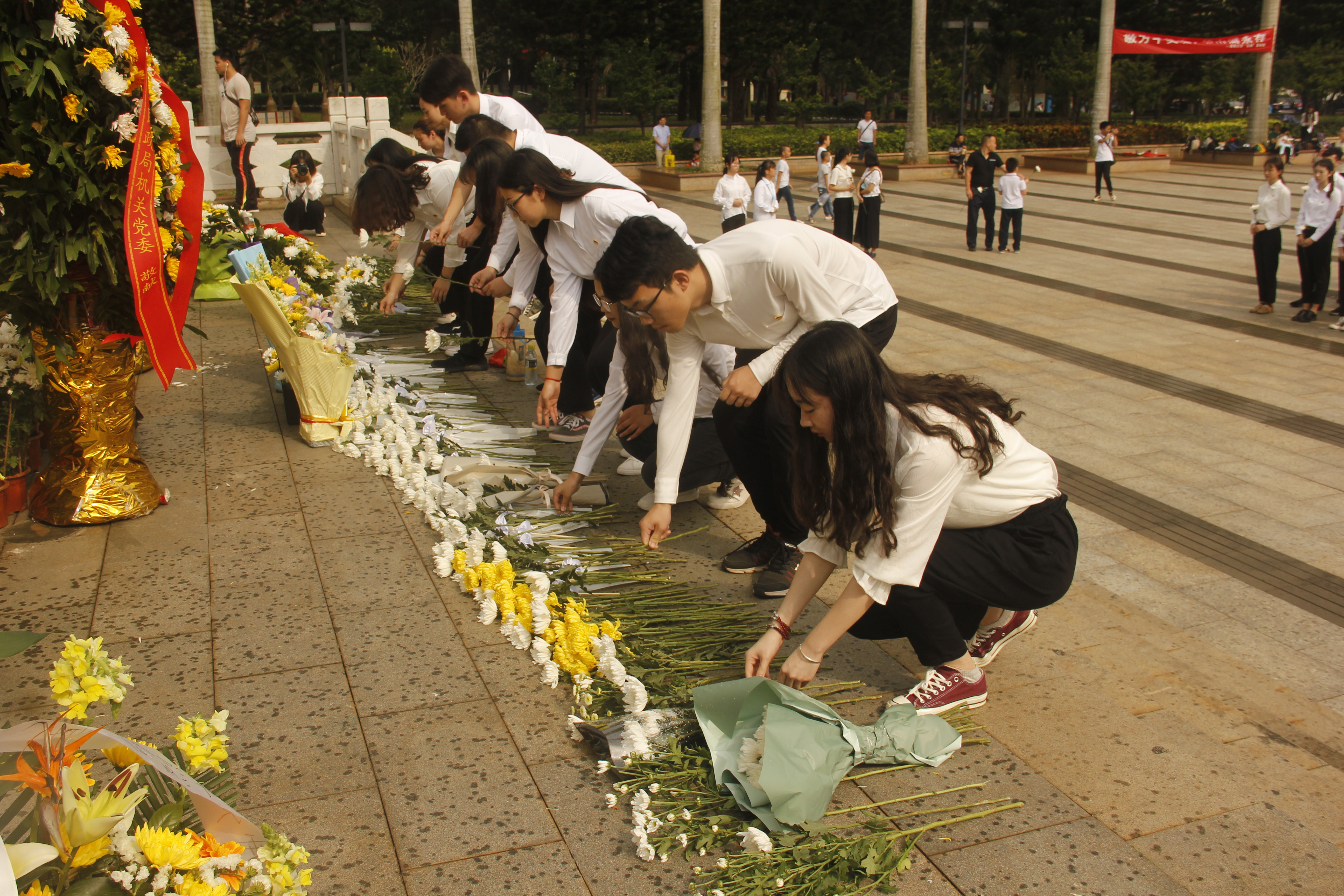 青年之声・记文学院清明节扫墓活动