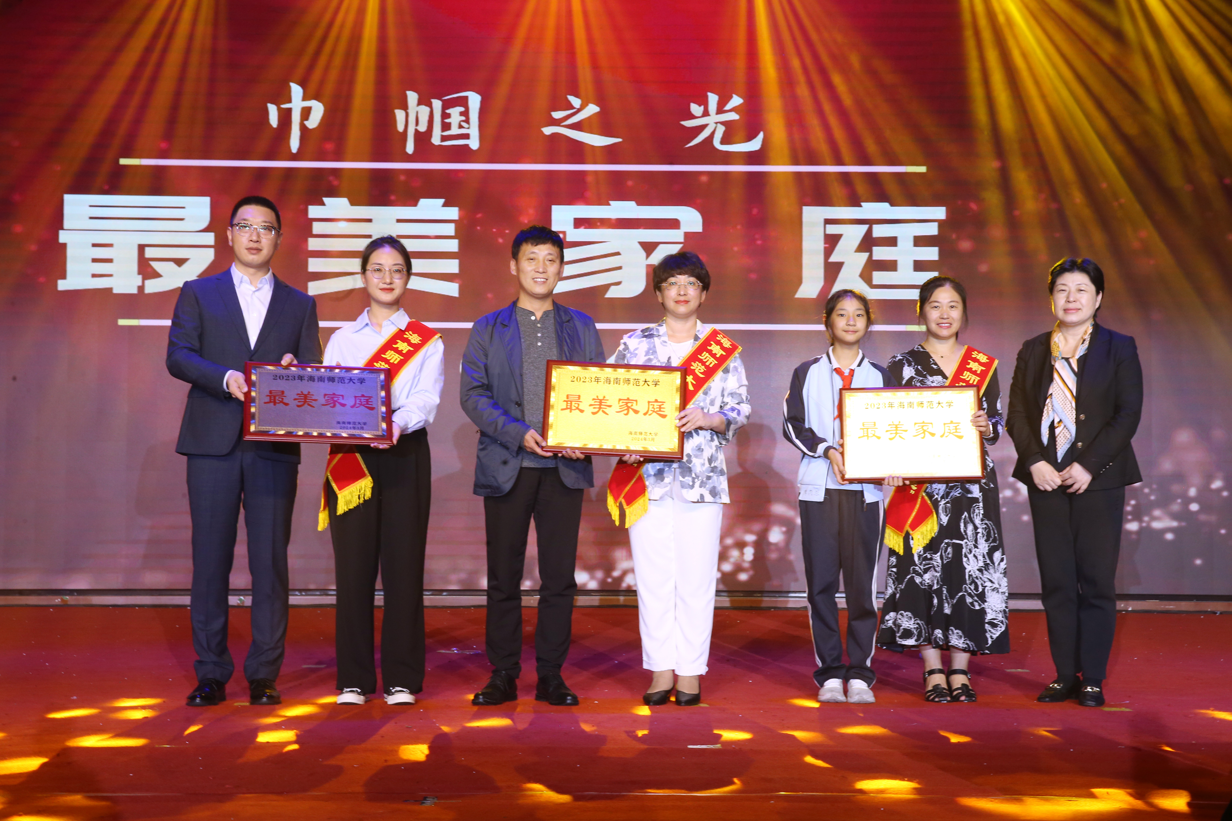 星空游戏官方举办“巾帼之光――致敬最美巾帼奋斗者颁奖晚会庆祝“三八”国际妇女节