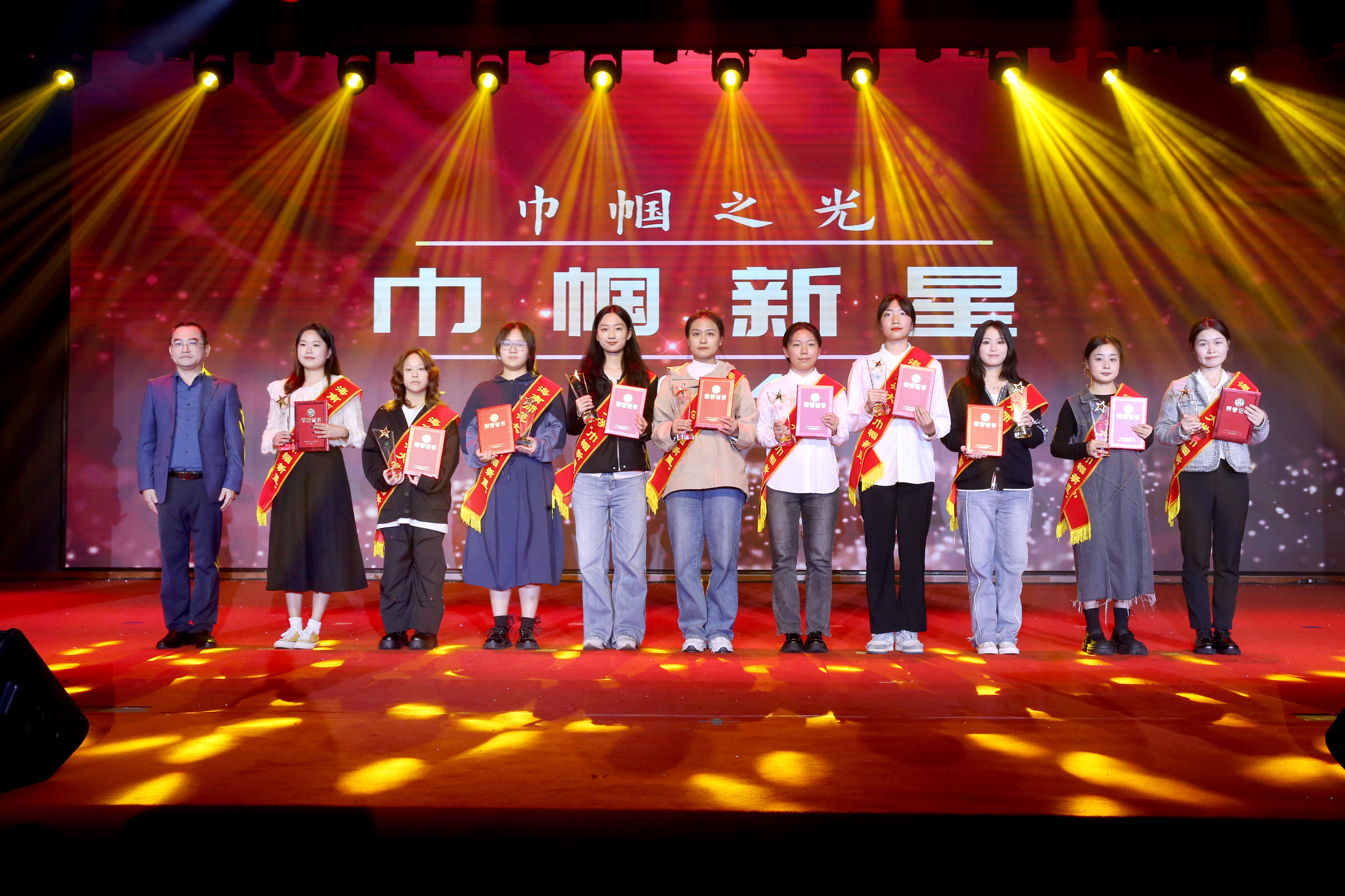 星空游戏官方举办“巾帼之光――致敬最美巾帼奋斗者颁奖晚会庆祝“三八”国际妇女节