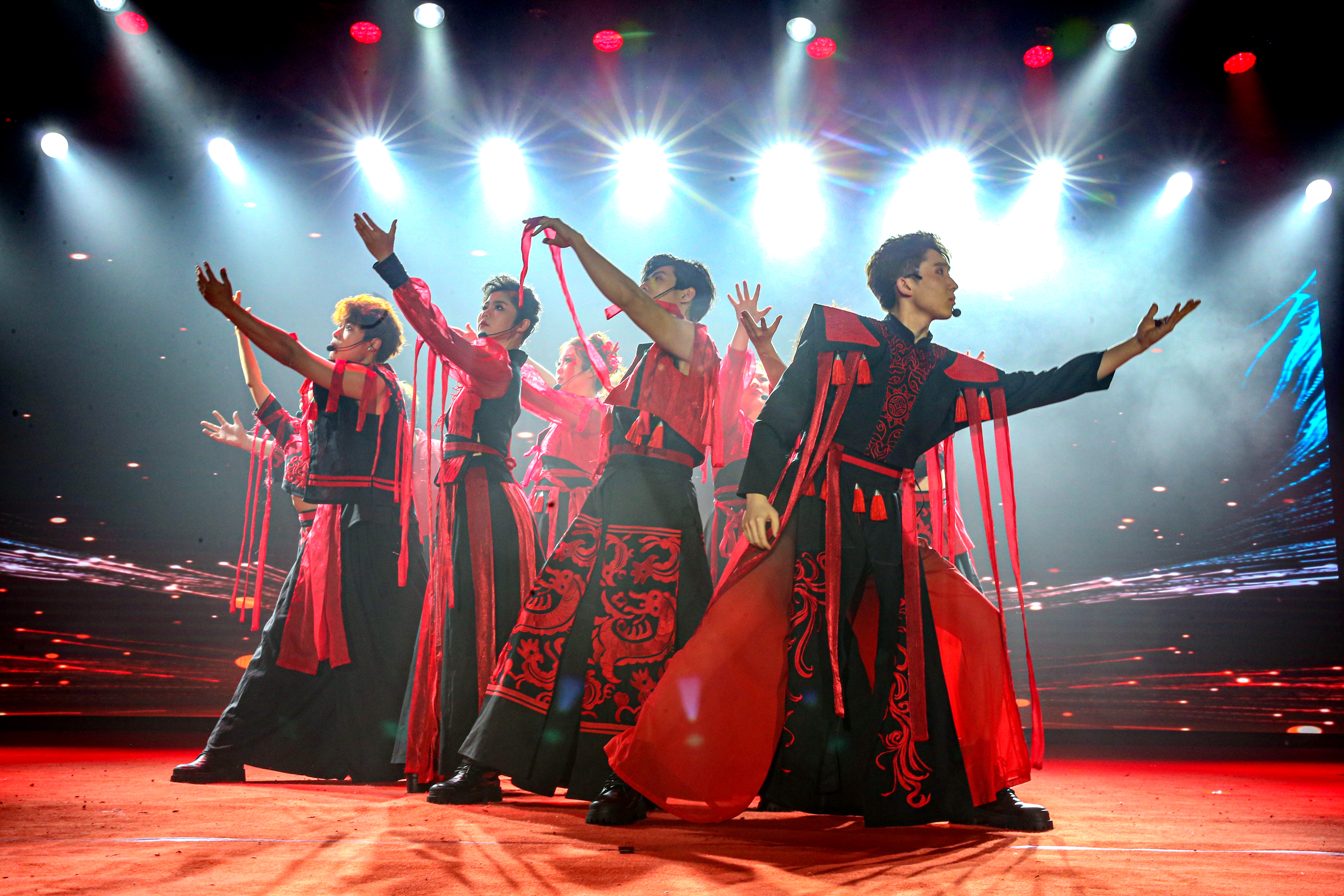 星空游戏官方举办“巾帼之光――致敬最美巾帼奋斗者颁奖晚会庆祝“三八”国际妇女节