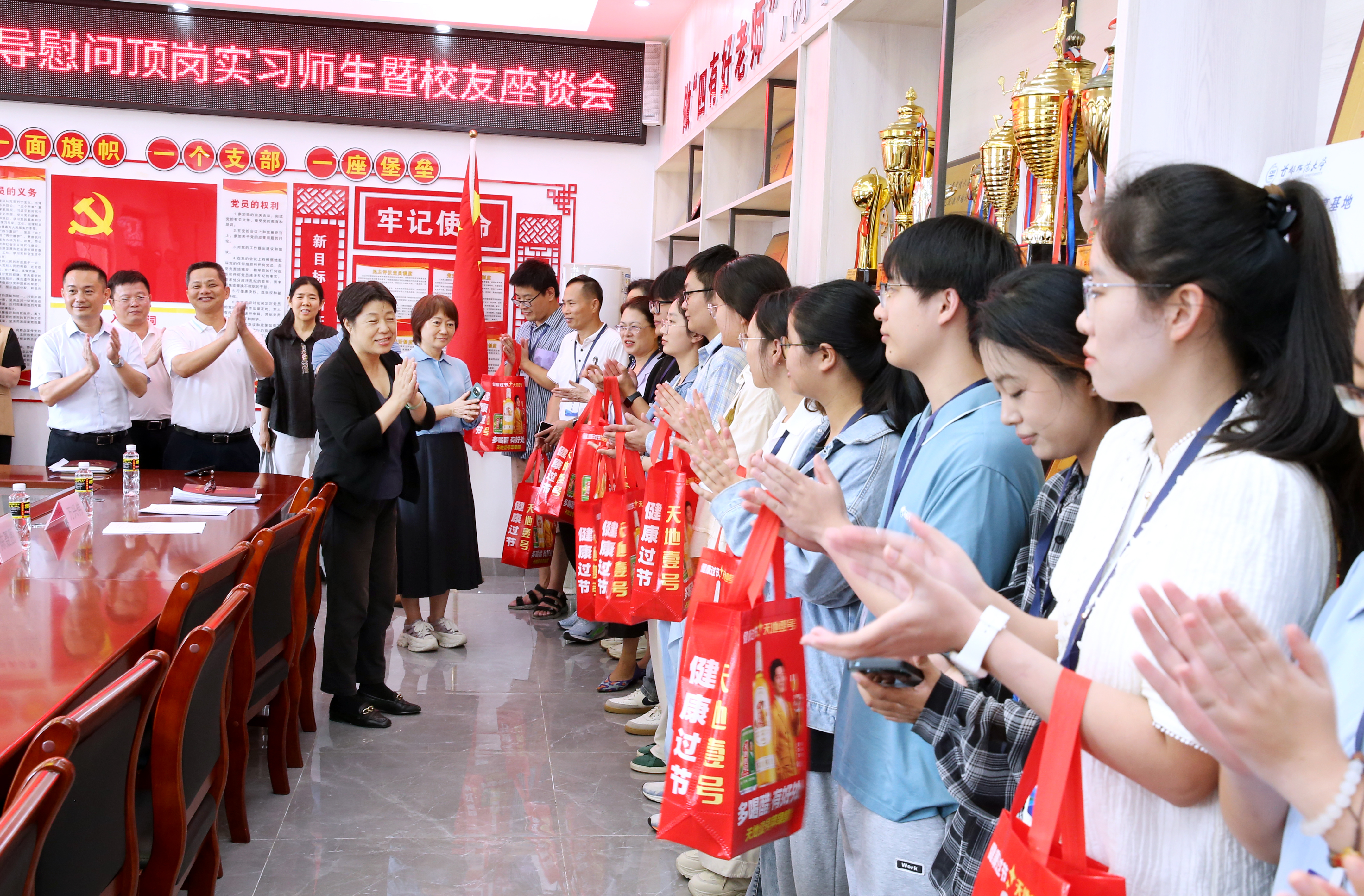 许玫一行走访慰问三亚市、陵水县的实习生和校友