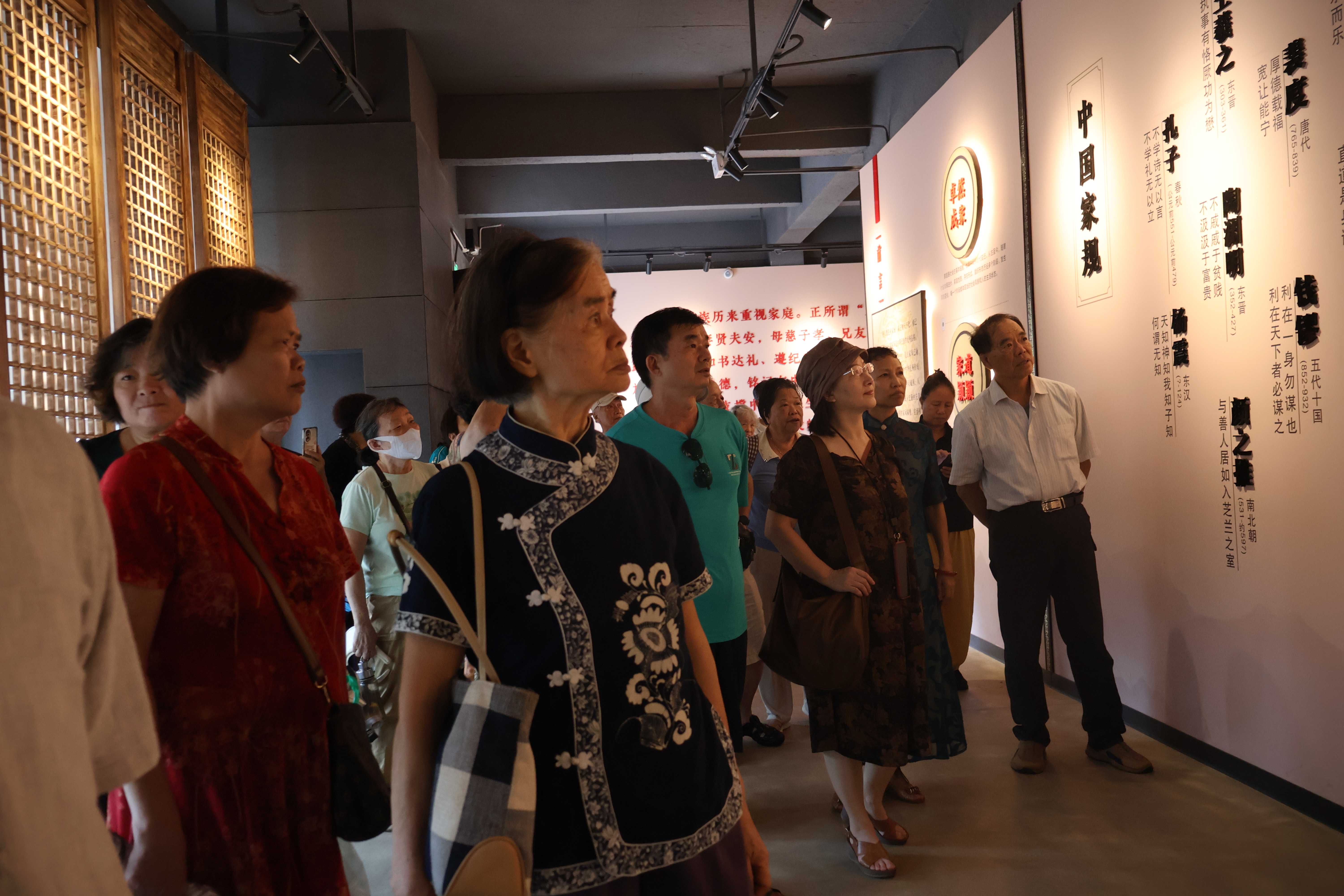 离退休教职工开展“赞辉煌成就・聚银发力量”专题调研活动