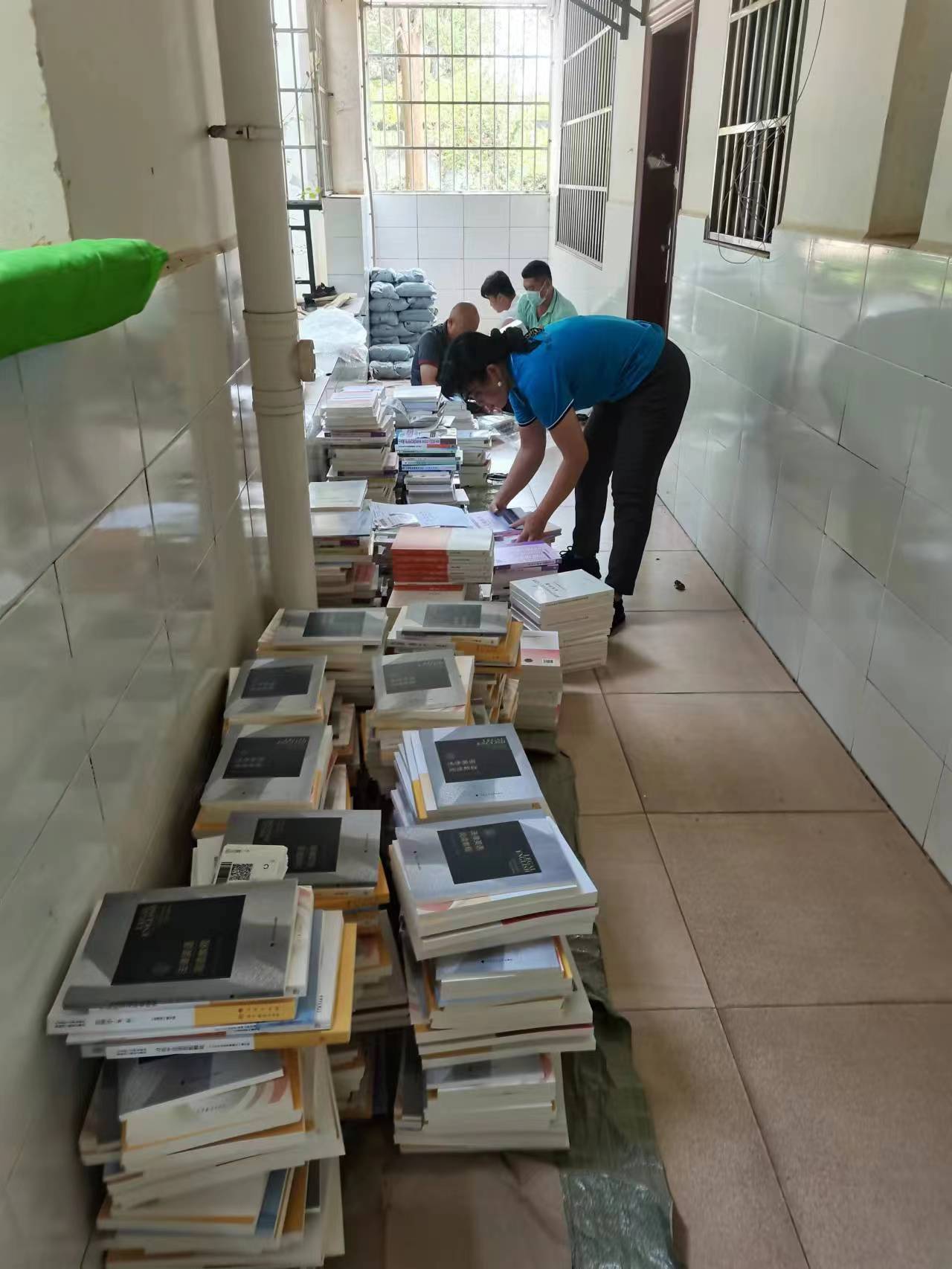 教材邮寄到家，助力线上教学--教务处组织邮寄教材服务学生