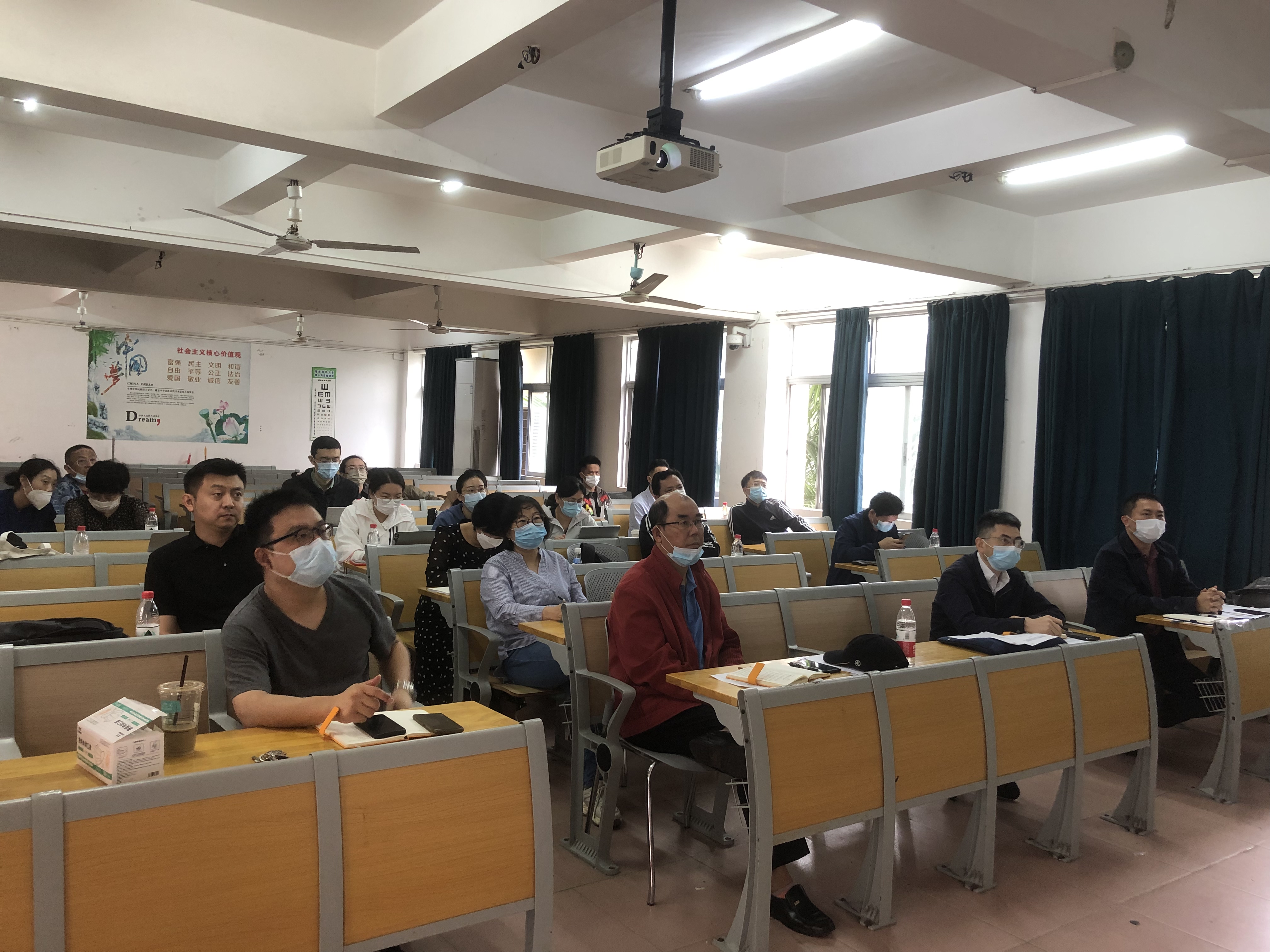 新闻传播与影视学院教工支部深入学习贯彻习近平总书记考察海南时的重要讲话精神