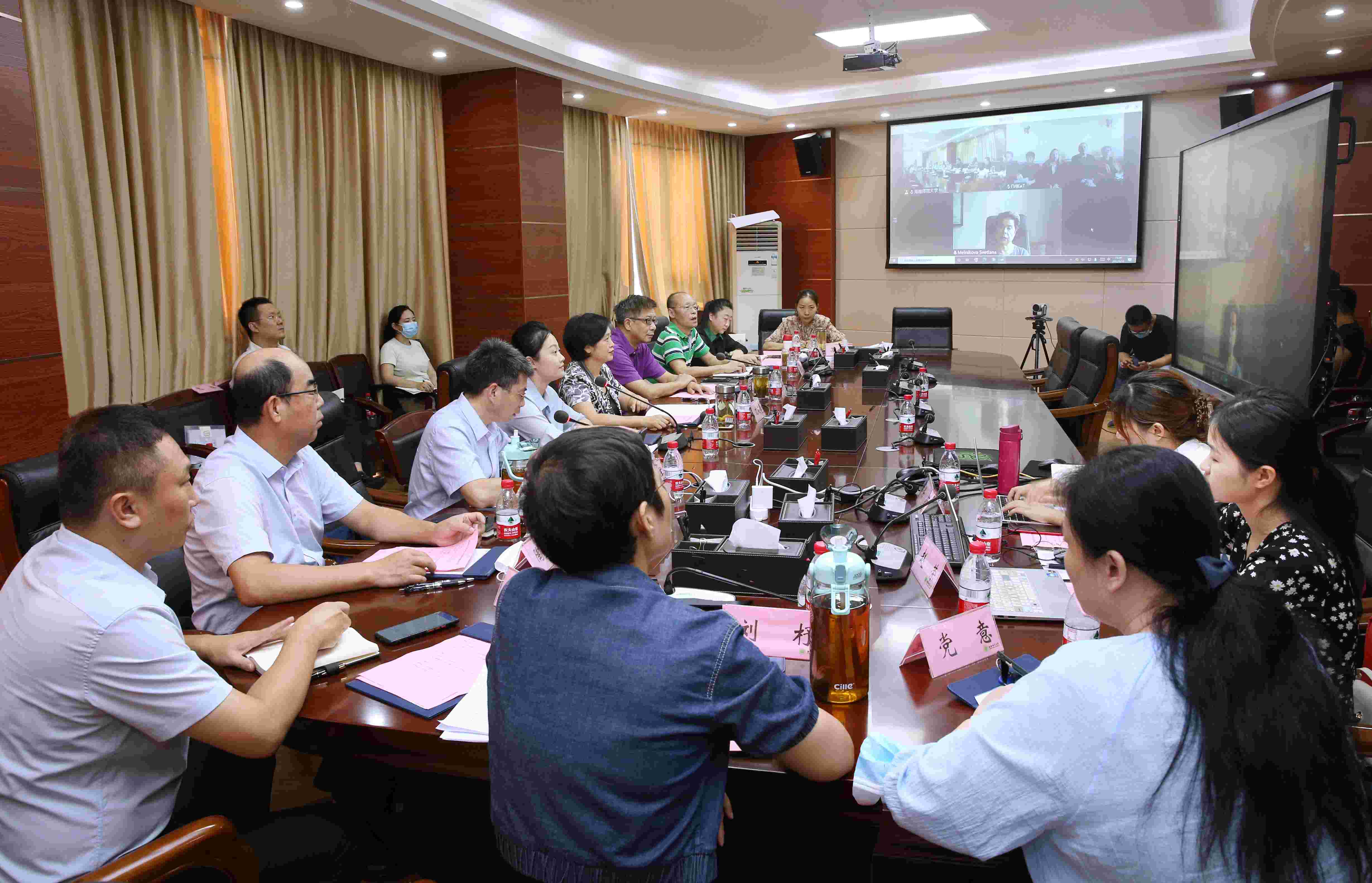 我校与俄罗斯圣彼得堡国立电影电视大学召开两校校长视频会议