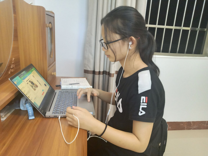 待在家里做志愿服务的我校研究生林小萝