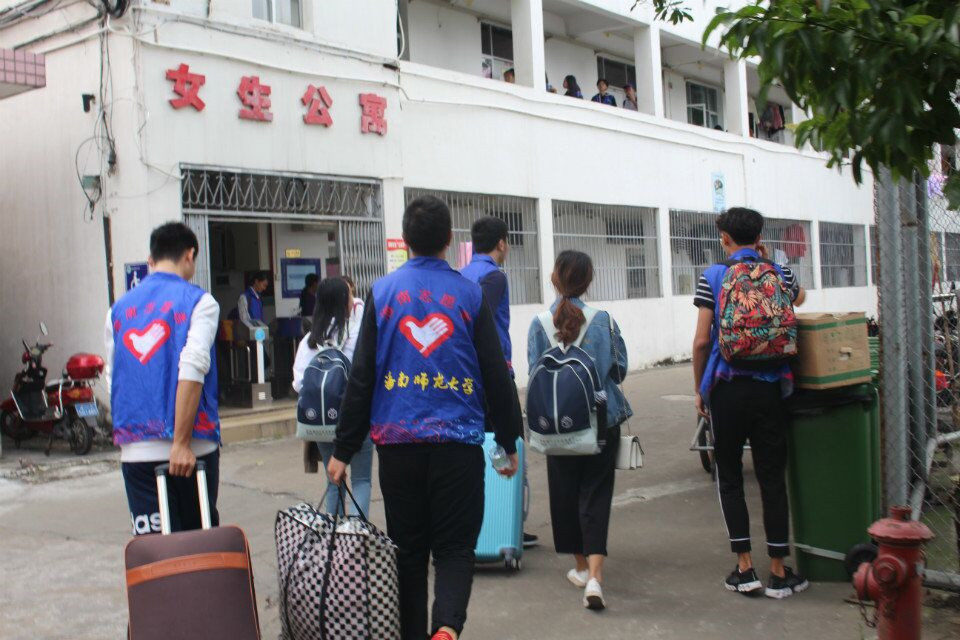 青年之声�q喜迎顶岗实习生,争做文明志愿者――记物理与电子工程学院迎接顶岗实习生志愿活动