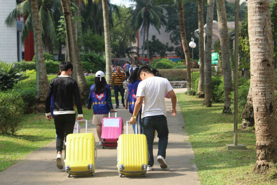 青年之声�q喜迎顶岗实习生,争做文明志愿者――记物理与电子工程学院迎接顶岗实习生志愿活动