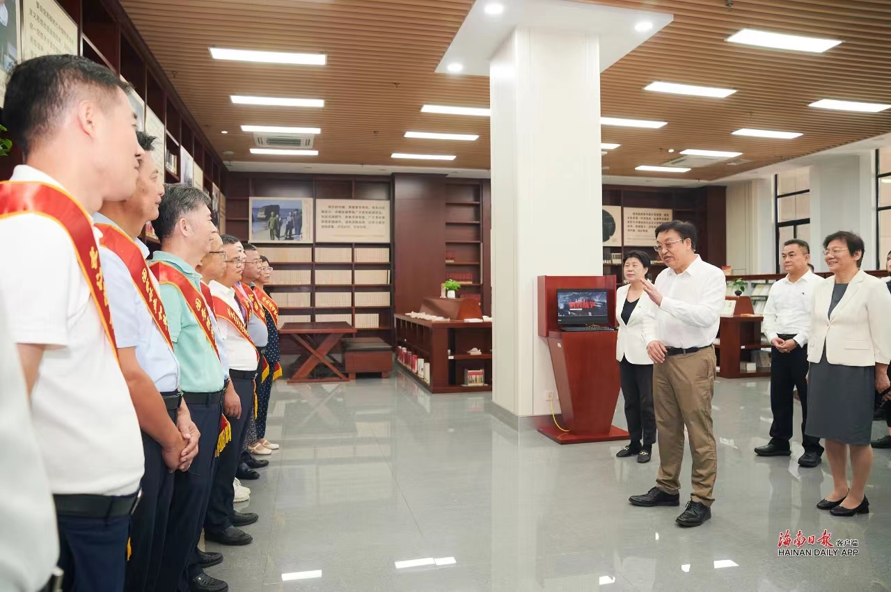 省委书记冯飞来海师开展教师节调研慰问