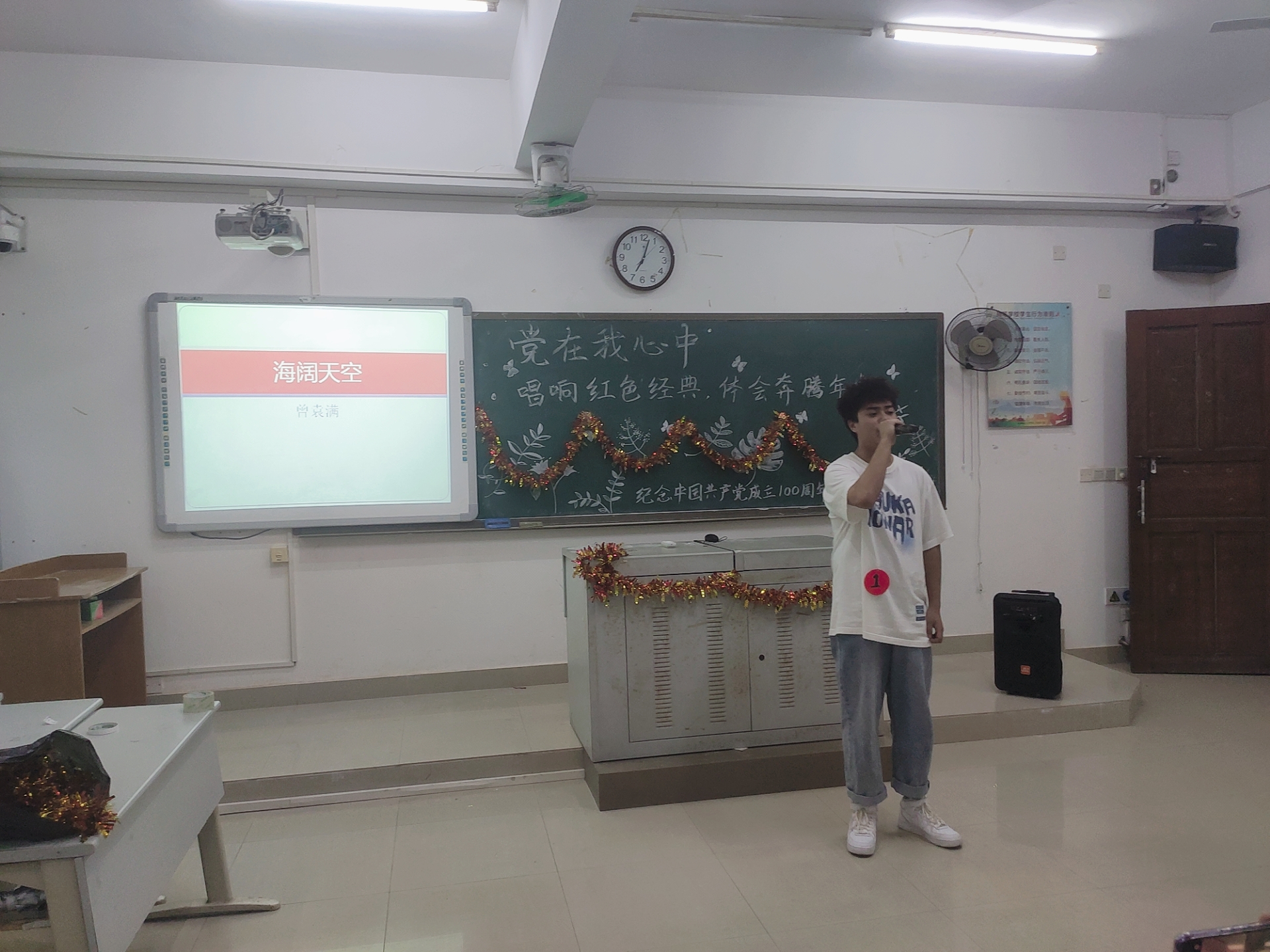 青年之声・“唱响红色经典,体会奔腾年代”星空游戏官方马克思主义学院2021唱红歌比赛暨校园十佳歌手比赛