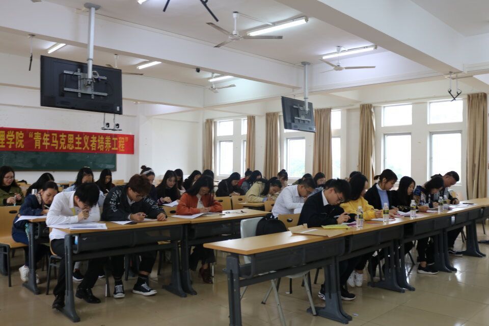 青年之声・教育与心理学院开展“勇当先锋,做好表率”理论培训班