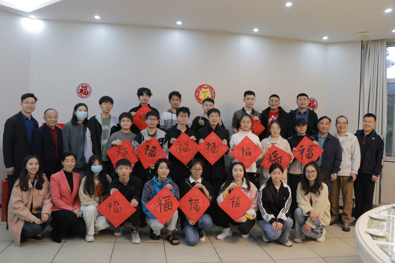 陈相松与留校学生同吃年夜饭共贺新春佳节