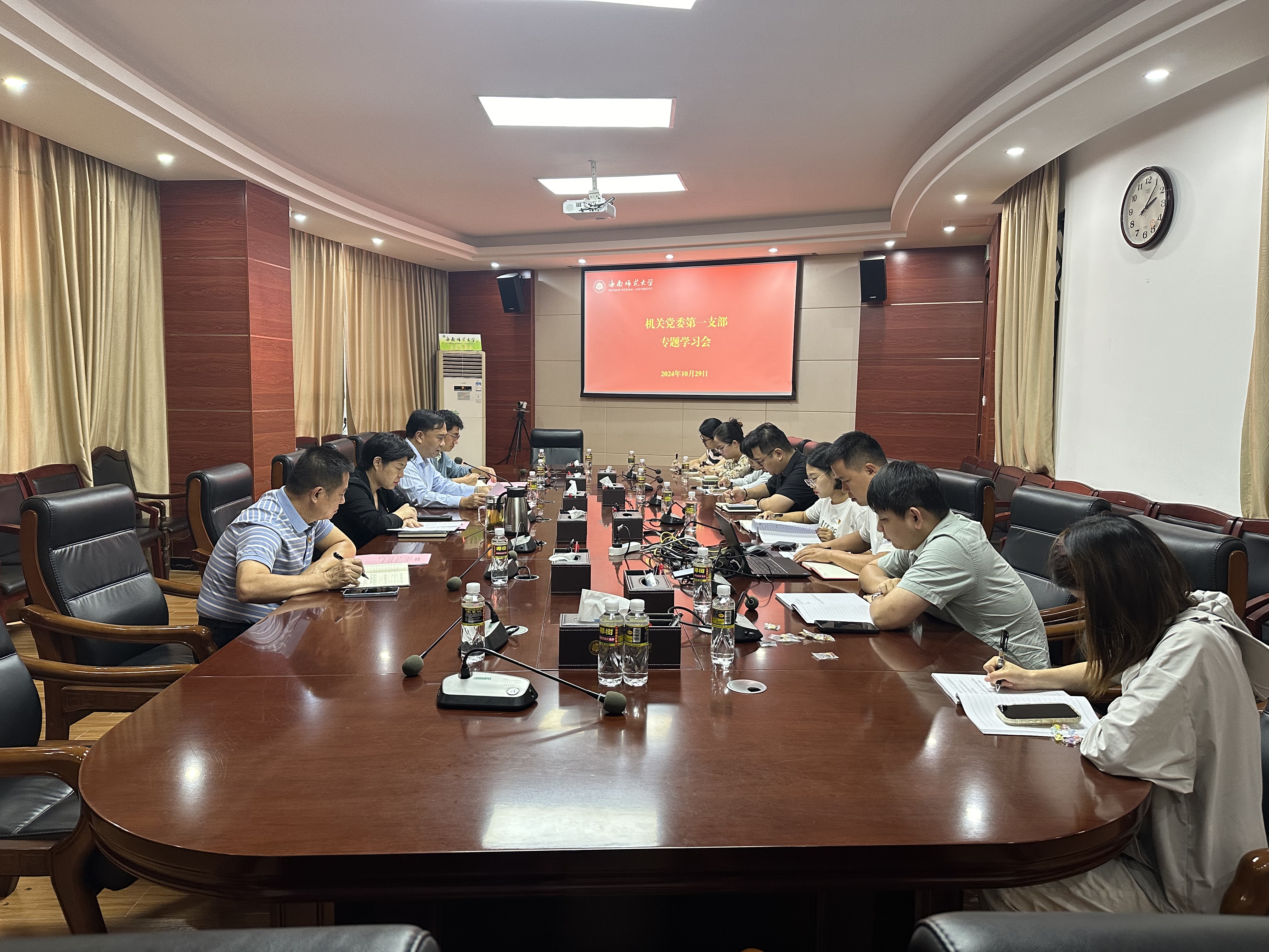 许玫参加所在党支部专题学习会