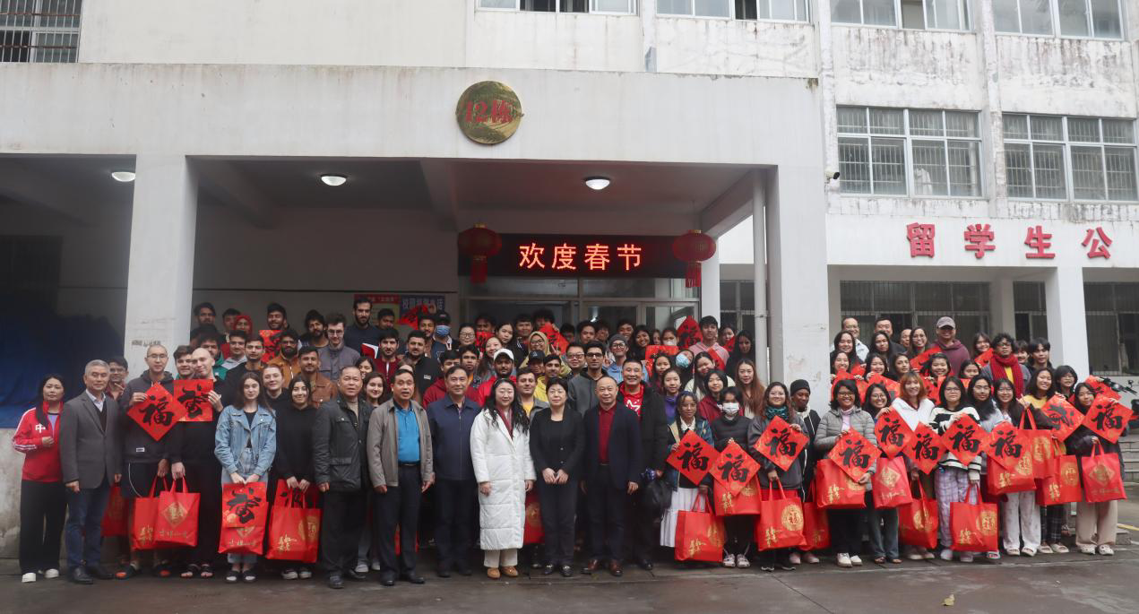 许玫、陈相松慰问春节值守教职工和留校学生