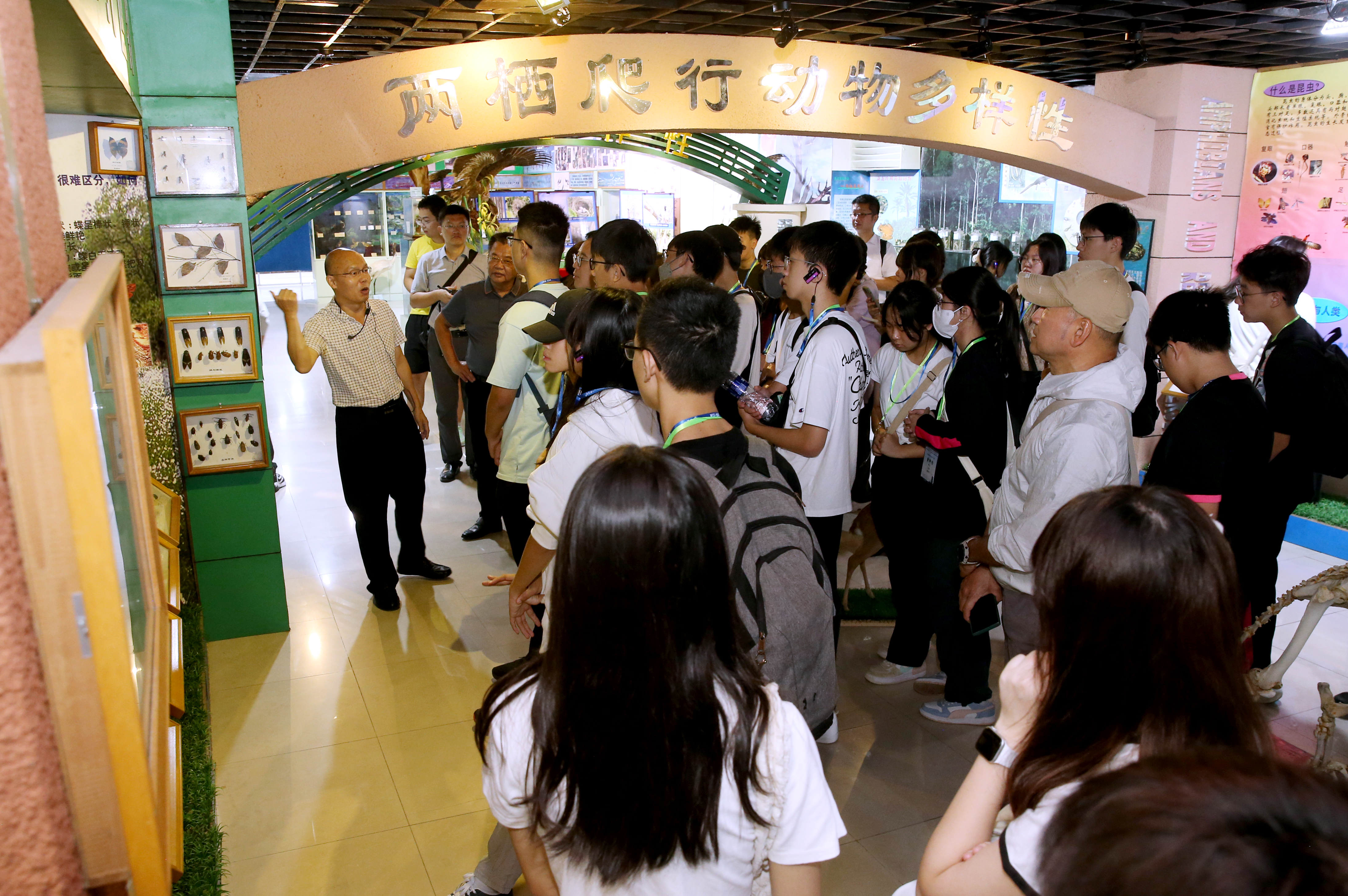 “同行万里――香港中学生内地交流团”来我校参观交流