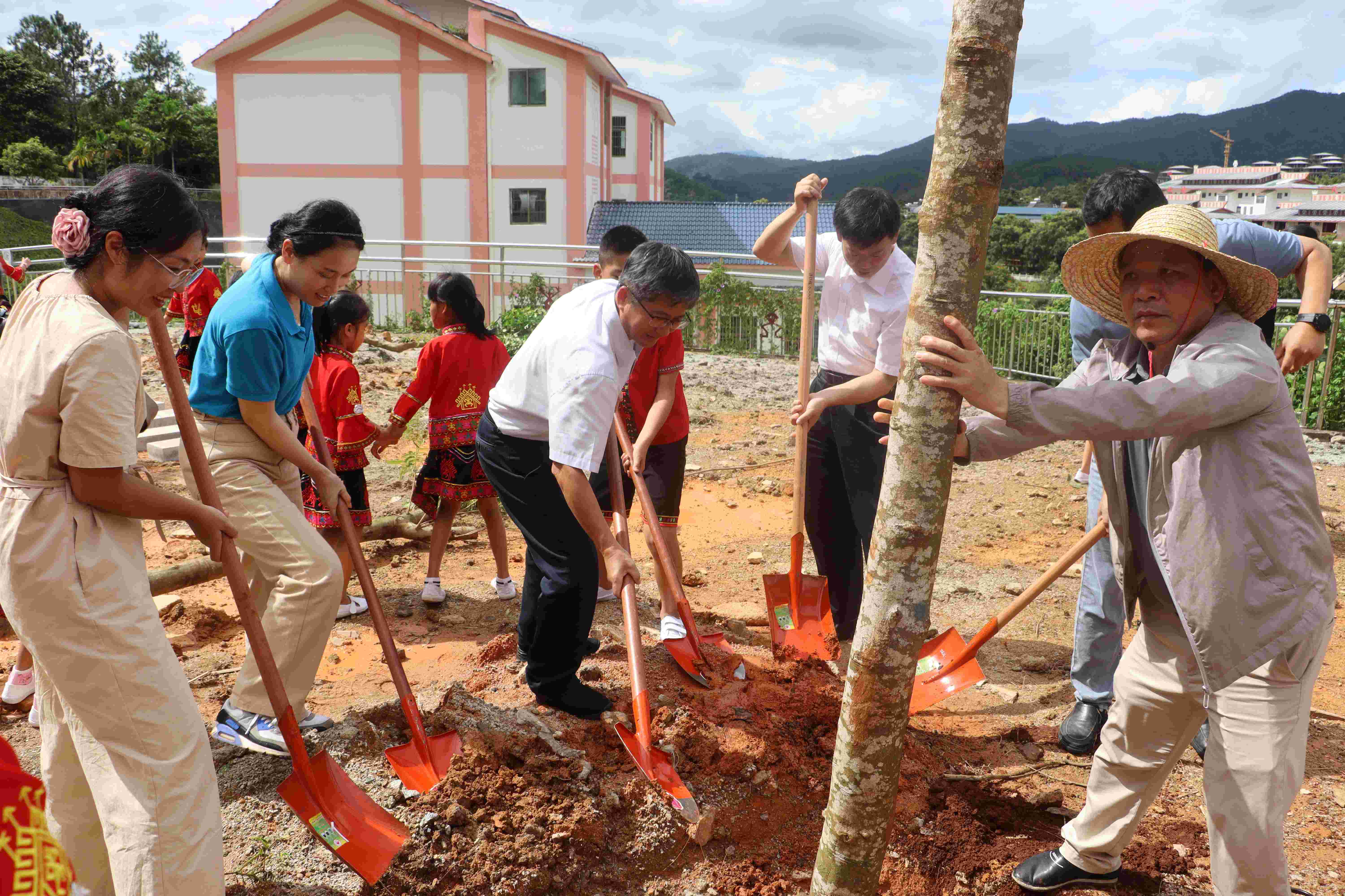 我校与五指山水满中心学校共植希望之树