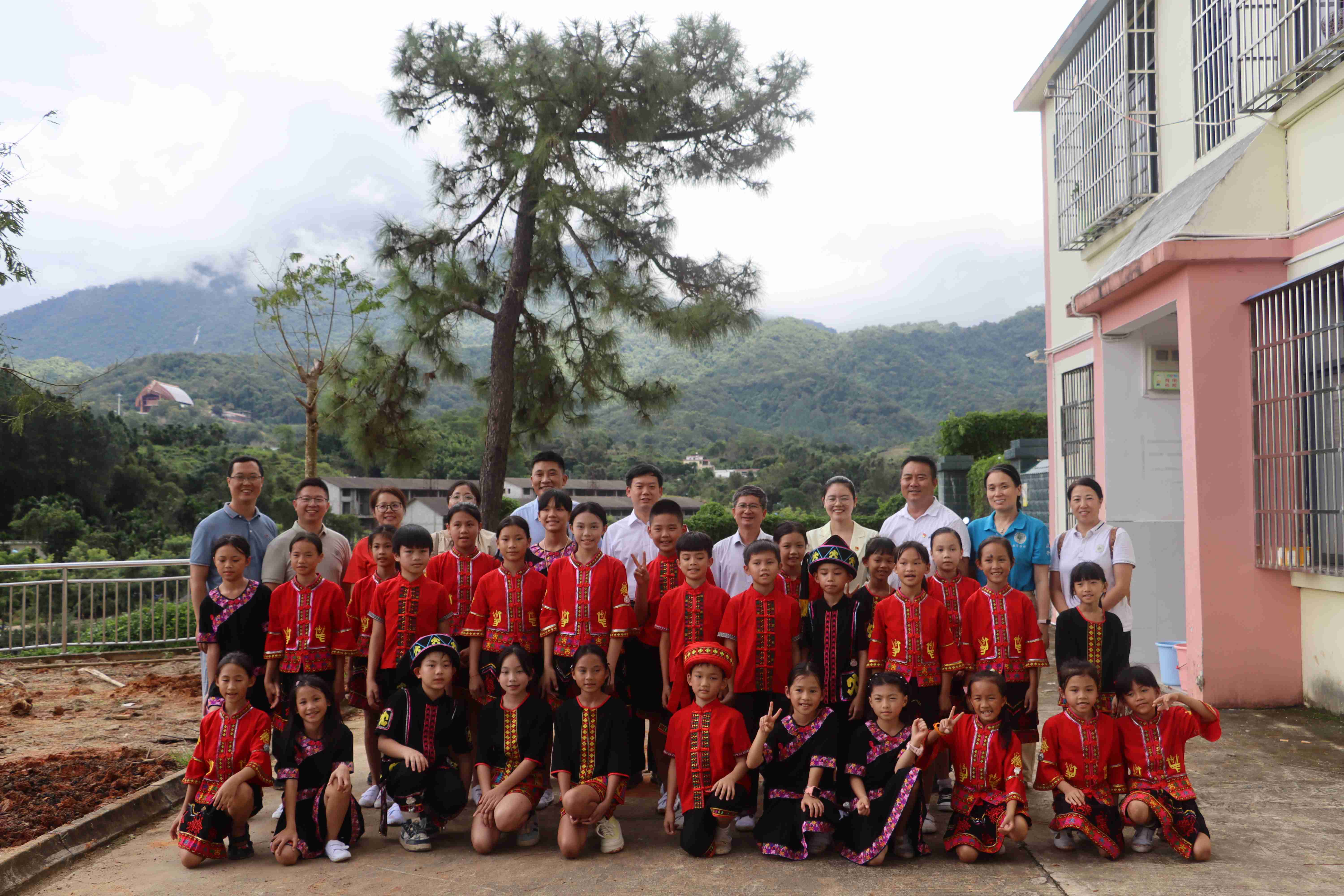 我校与五指山水满中心学校共植希望之树