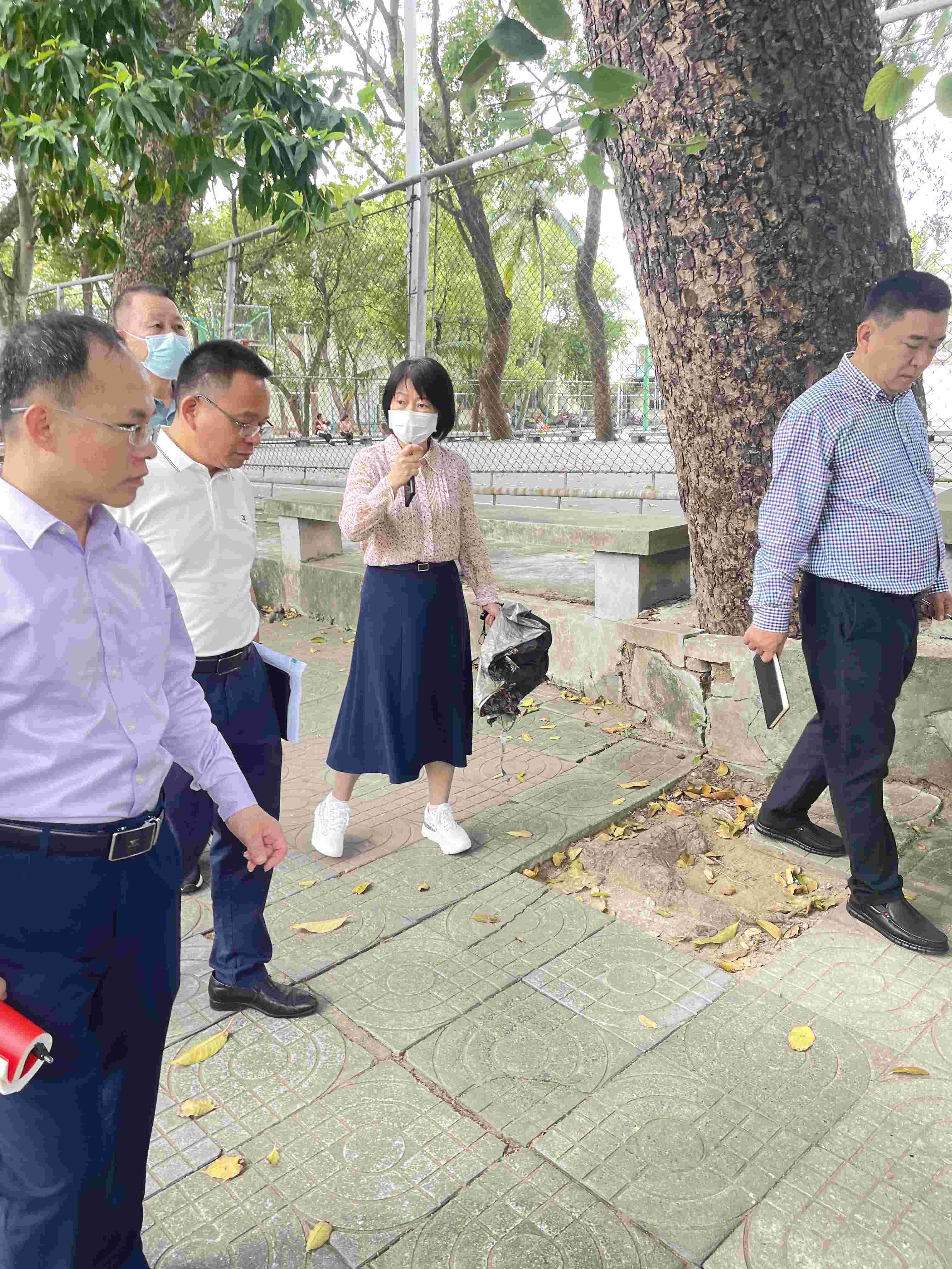 校领导实地调研龙昆南校区停车情况