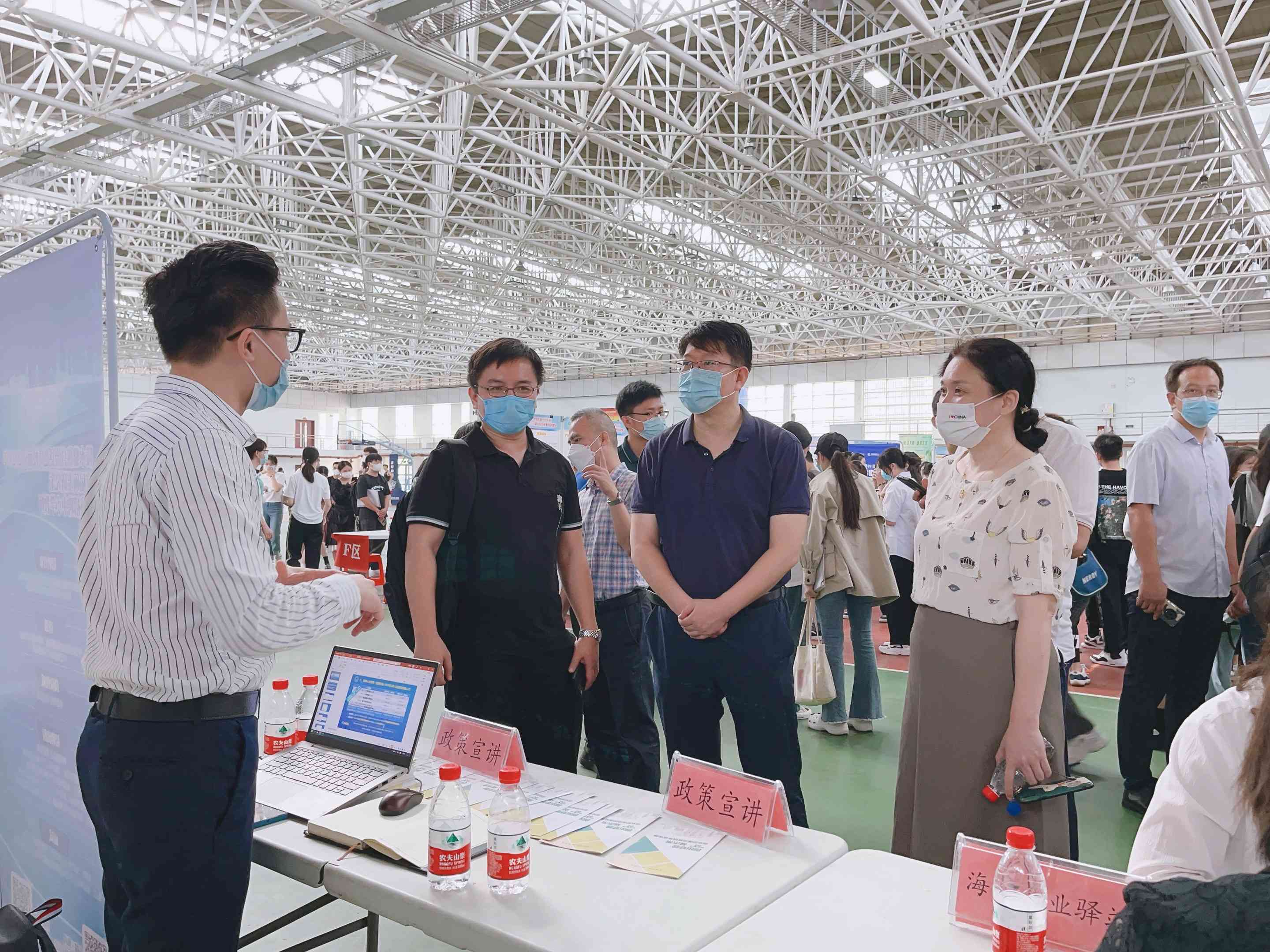 我校举办省内高校首场2023届毕业生秋季线下专场招聘会