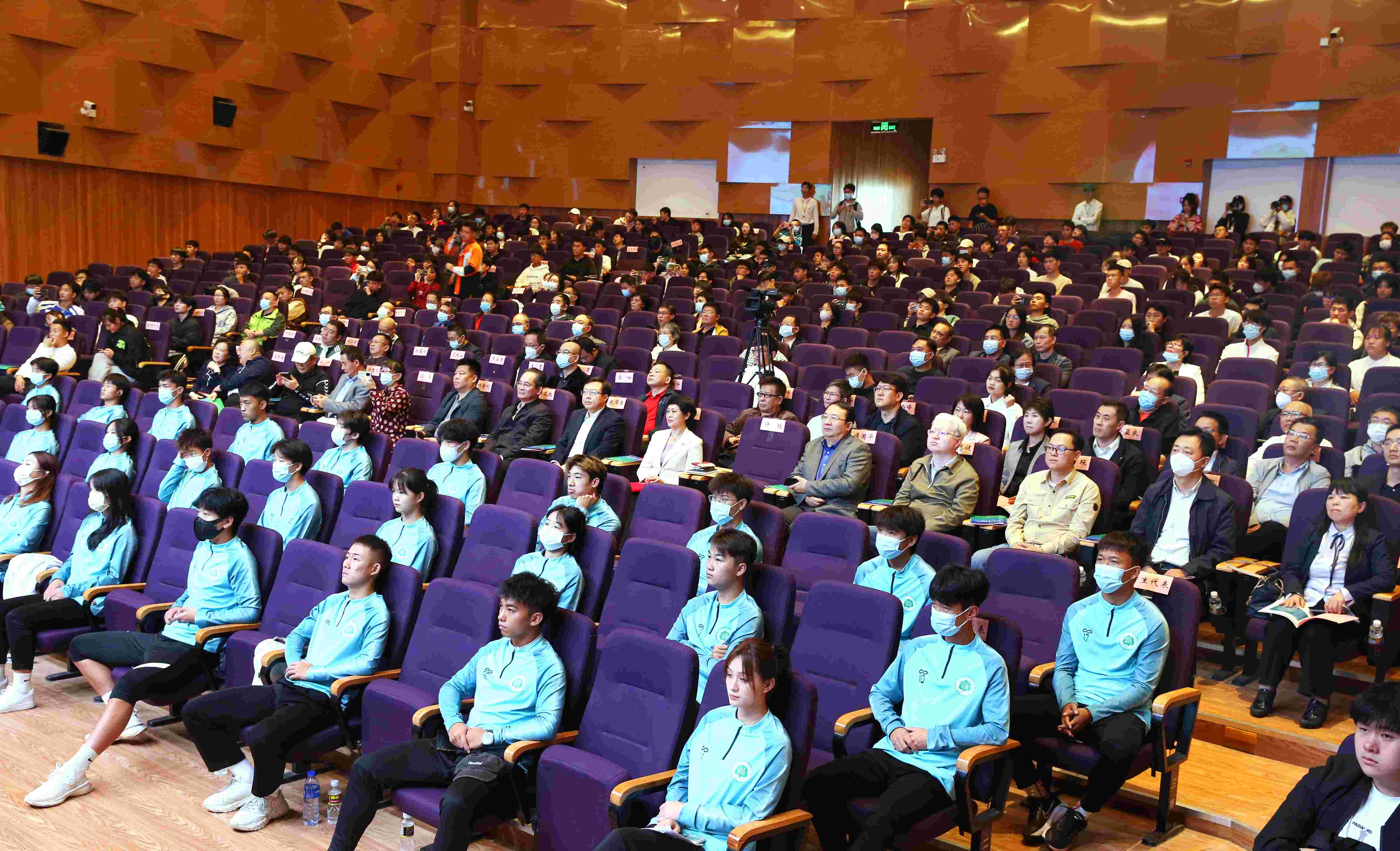 我校隆重举行星空游戏官方足球学院成立大会