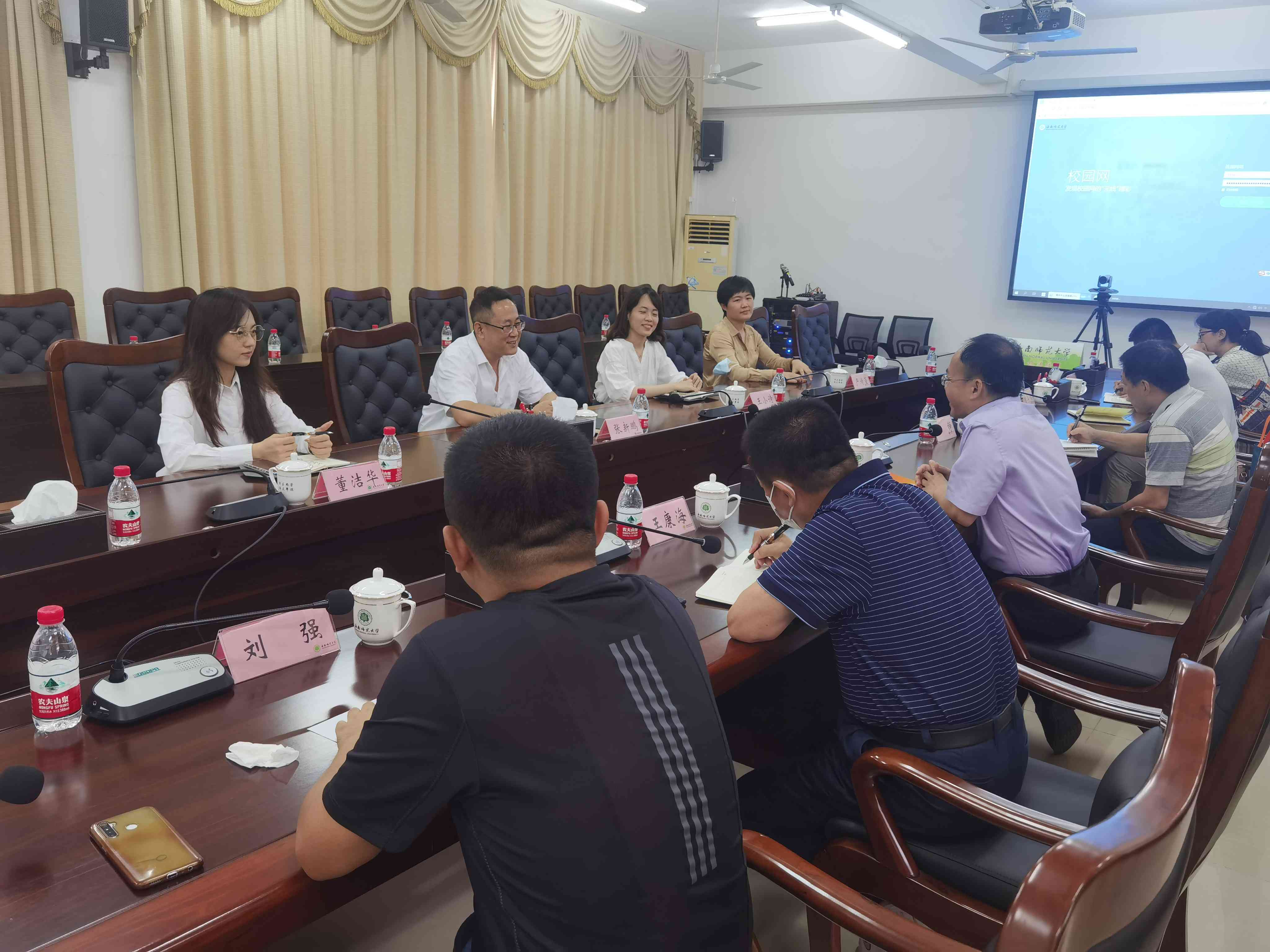 海口江东新区管理局园区服务办来我校做安居房项目推介