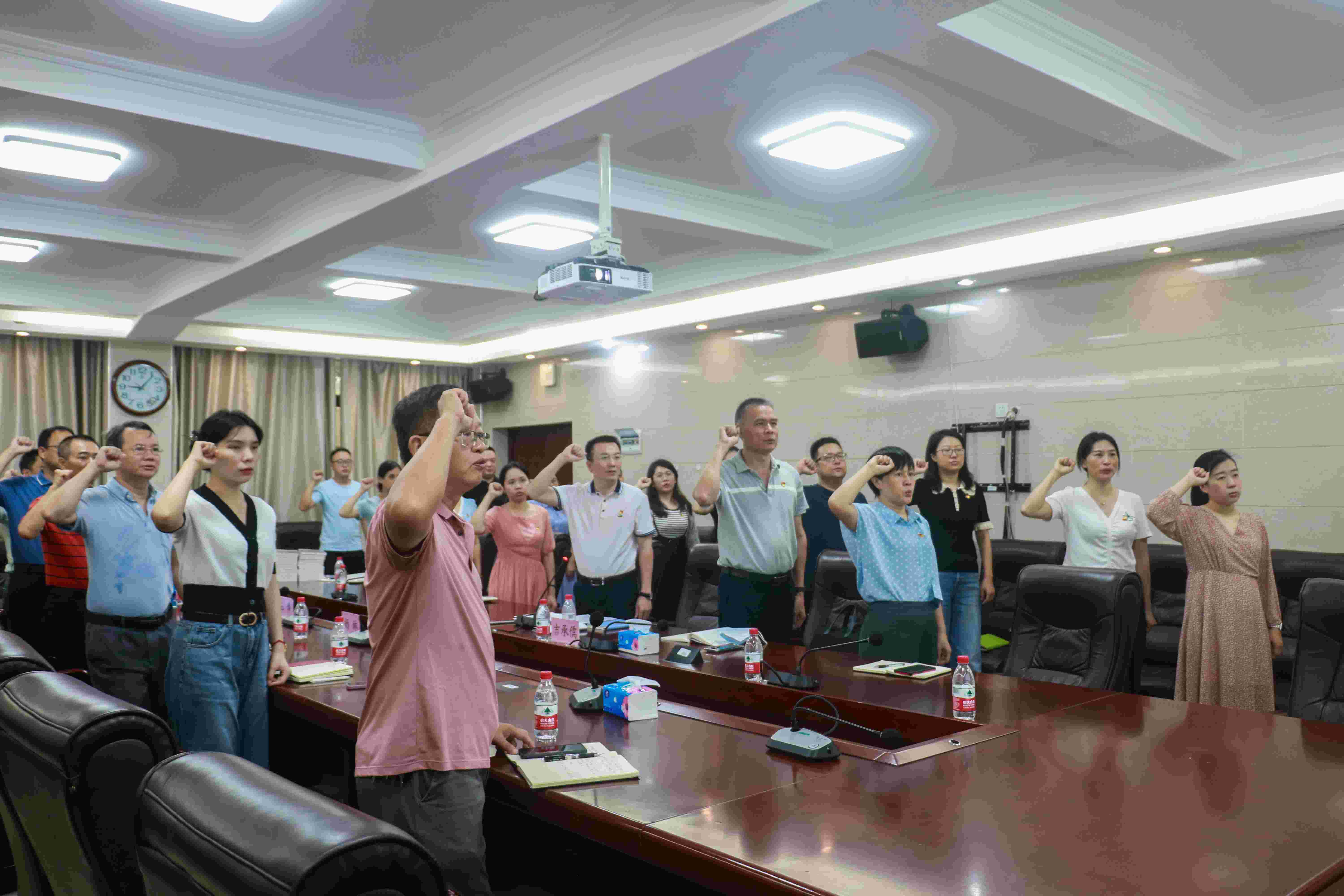 机关党委举办主题教育专题党课暨赠书仪式