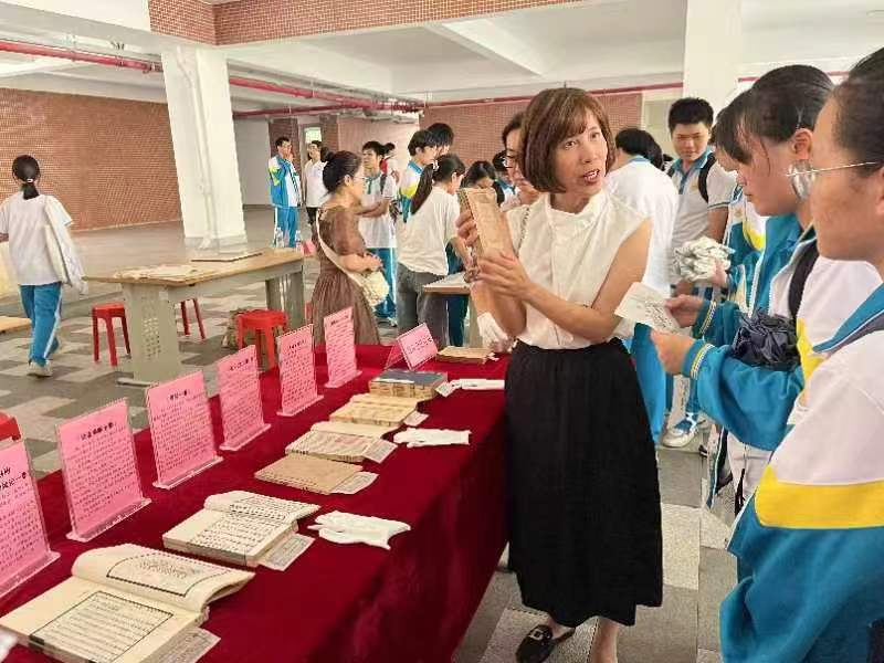 我校图书馆“古籍文化进校园”活动走进农垦中学