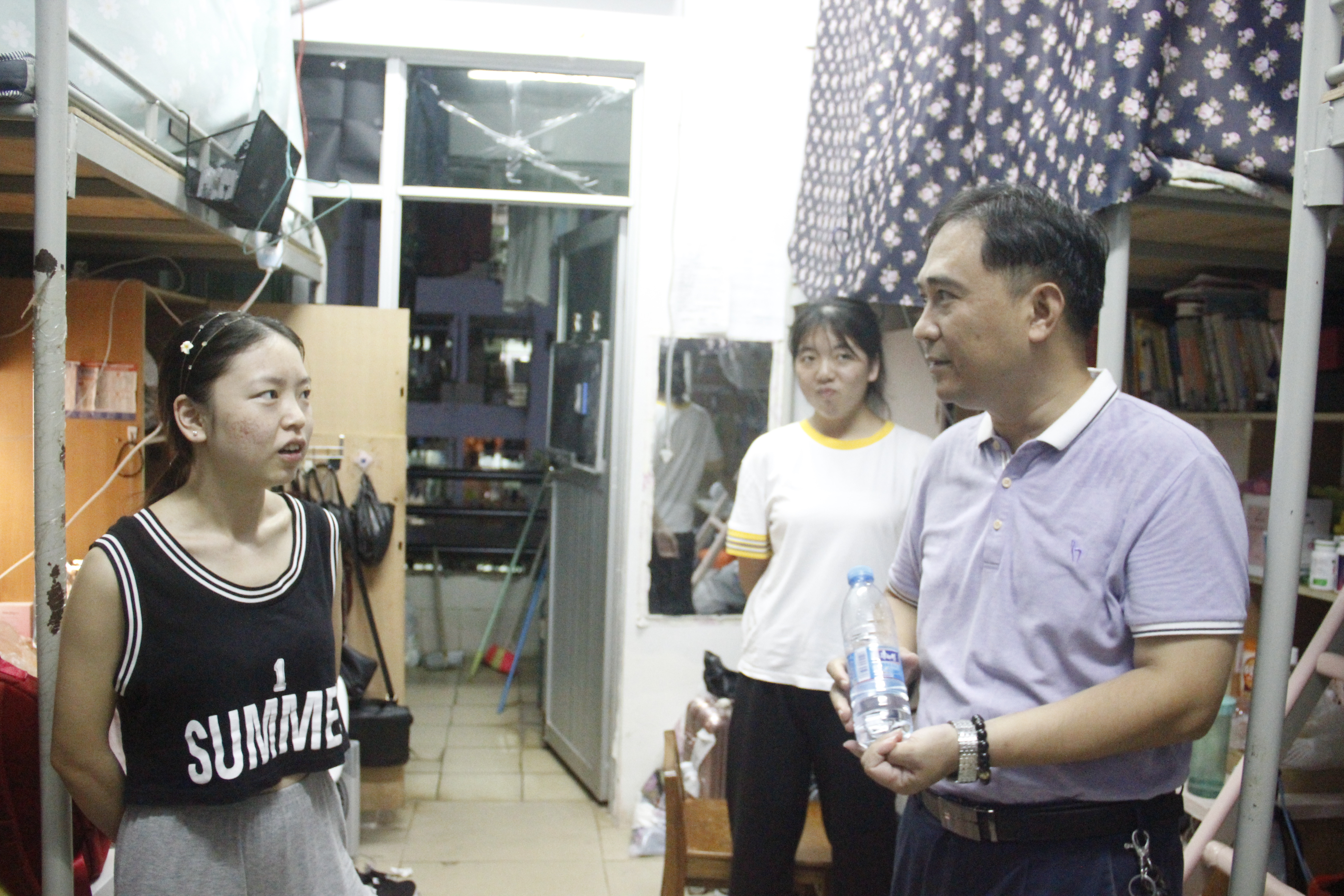 青年之声• 文学院开学走寝