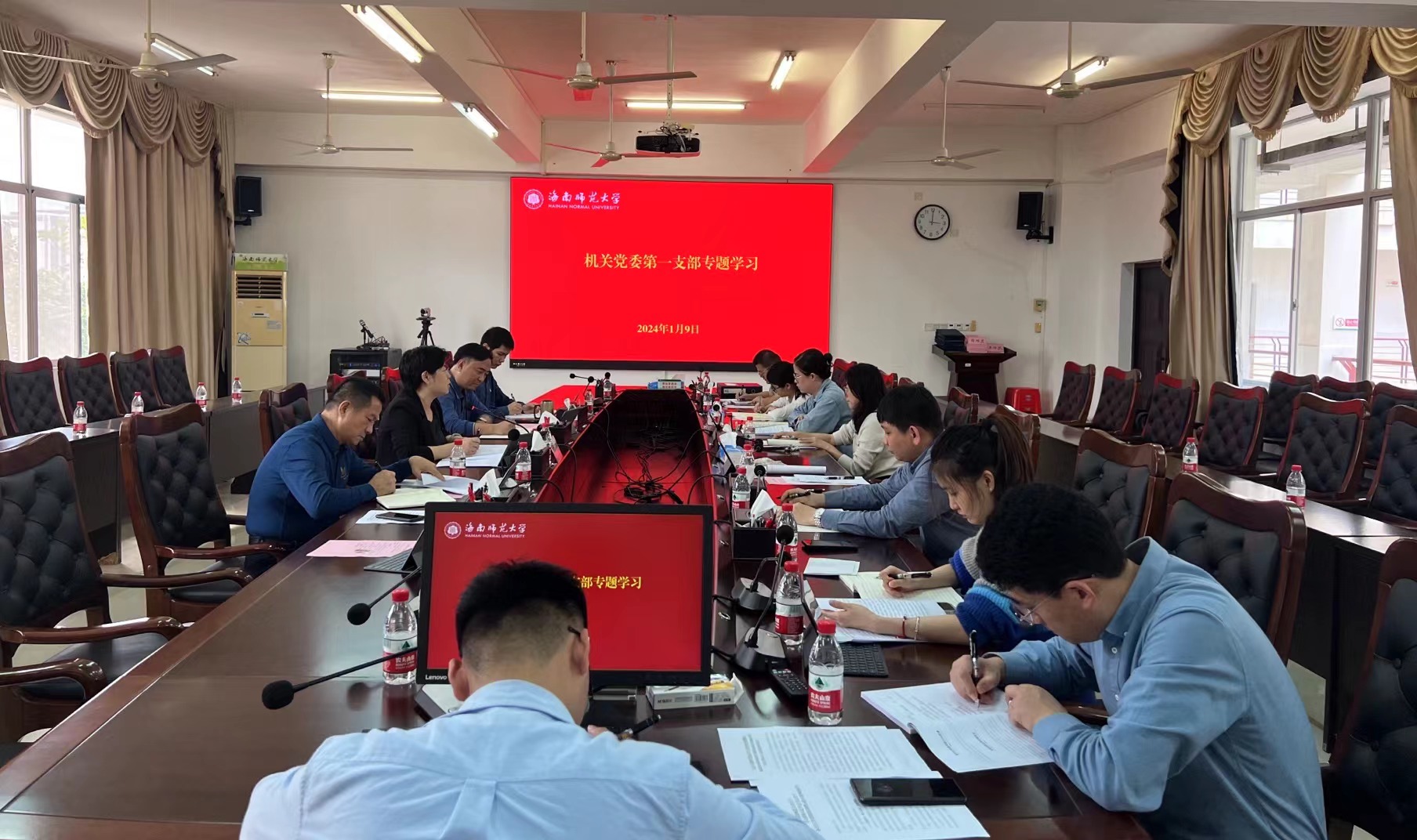 许玫参加所在党支部专题学习会