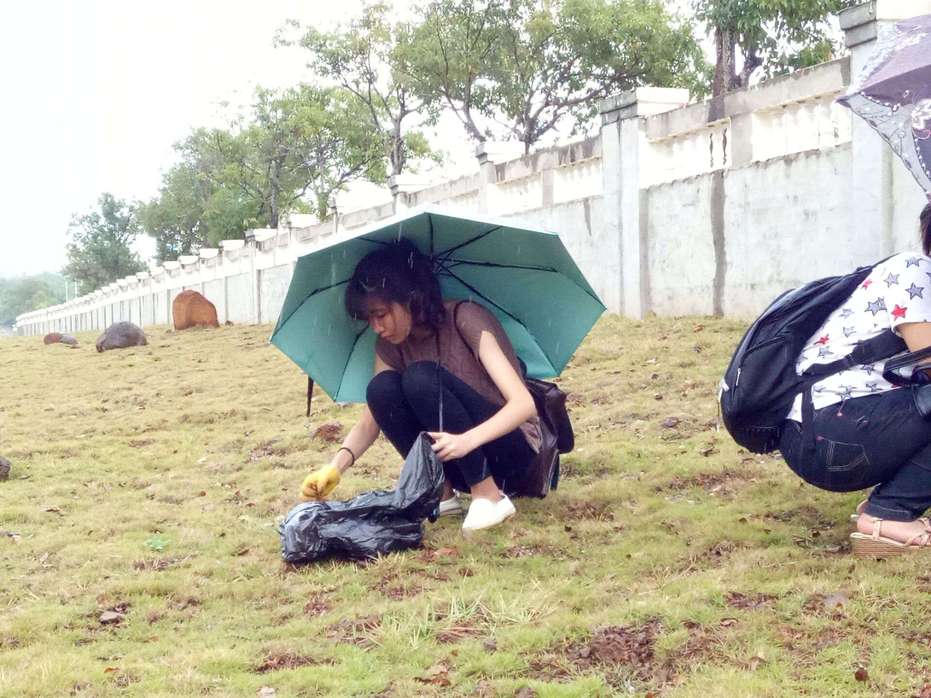 青年之声・迎接双创 戴上新装――   记外国语学院“双创”大扫除活动