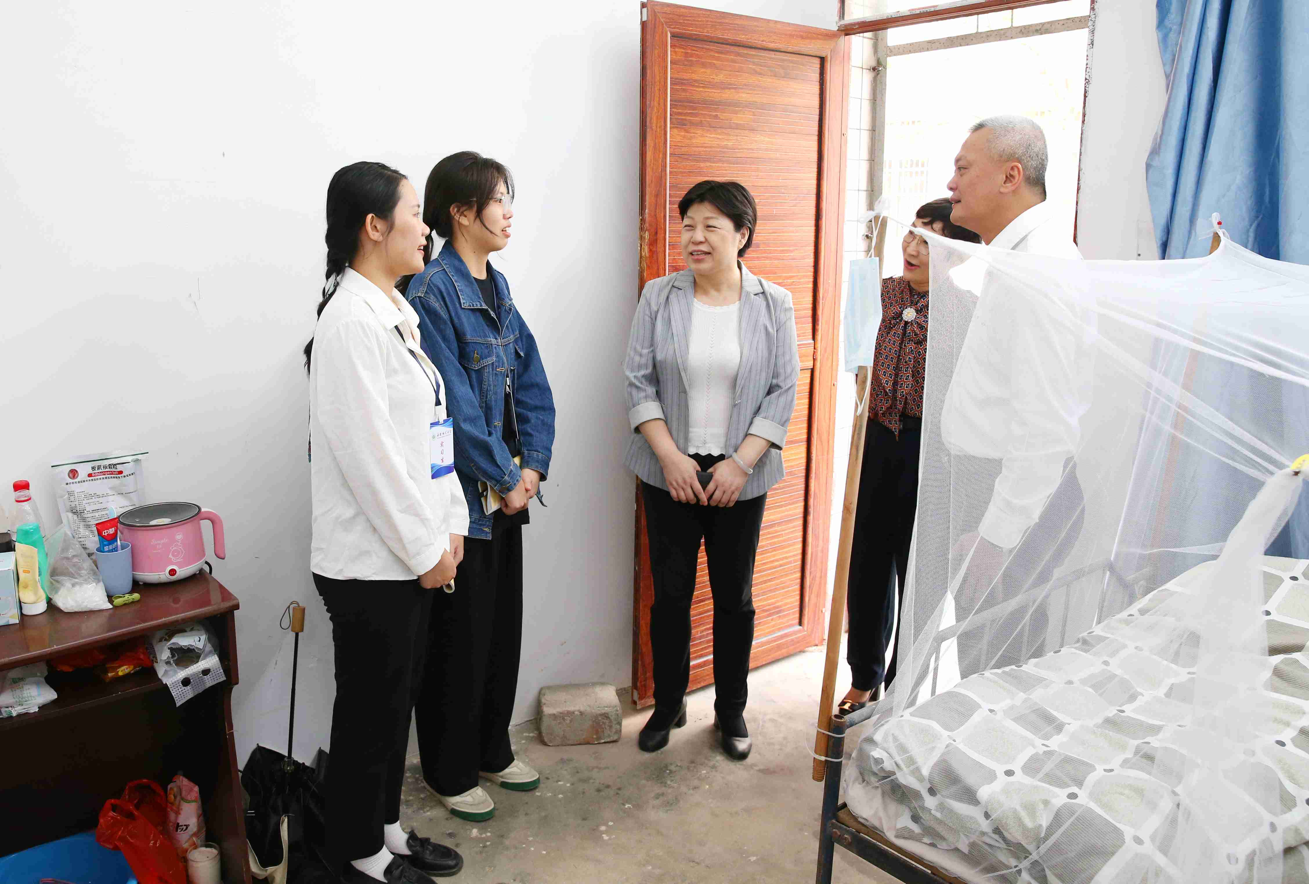 许玫赴屯昌中学举行教育硕士联合培养基地揭牌仪式并看望实习学生