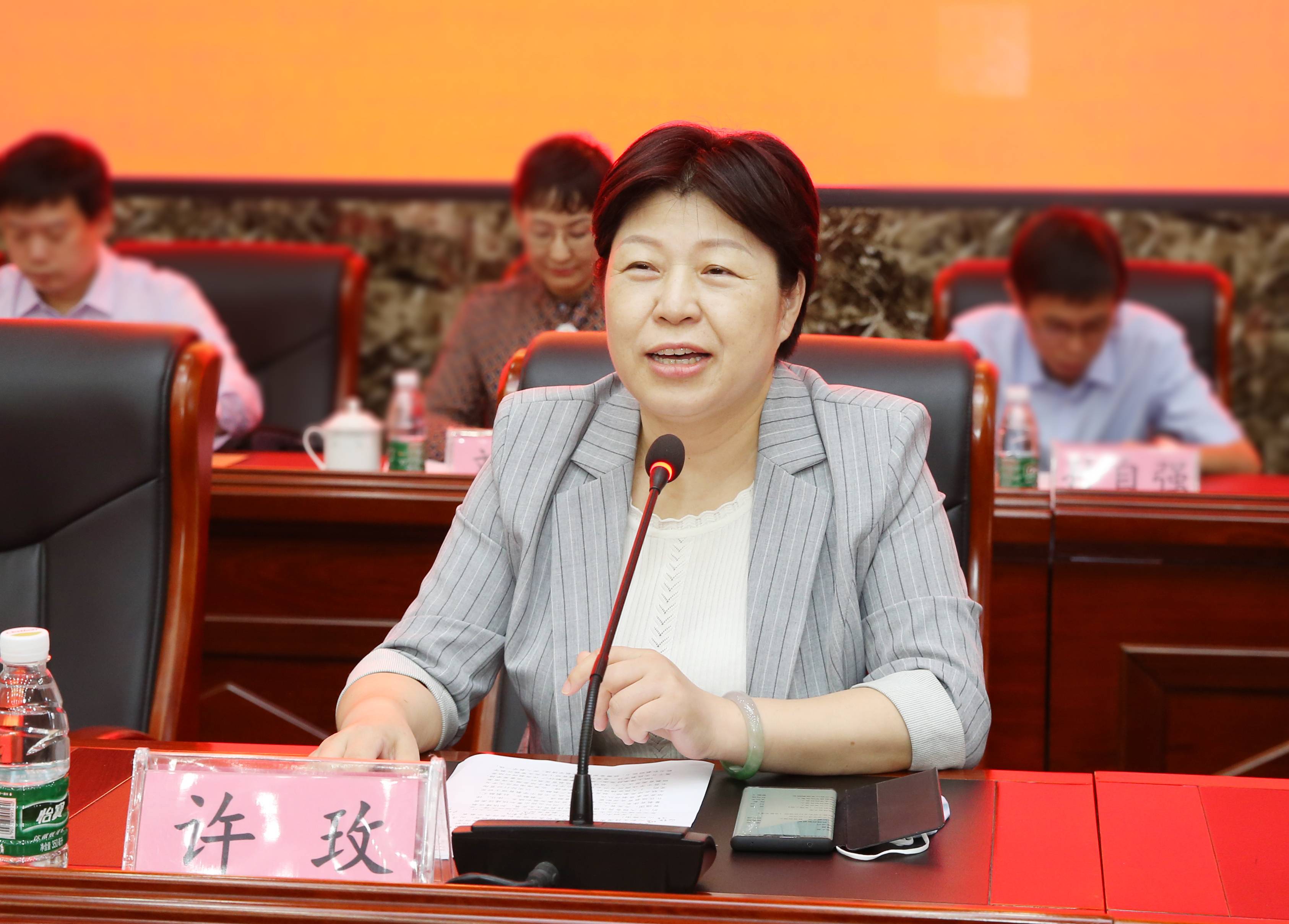 许玫赴屯昌中学举行教育硕士联合培养基地揭牌仪式并看望实习学生