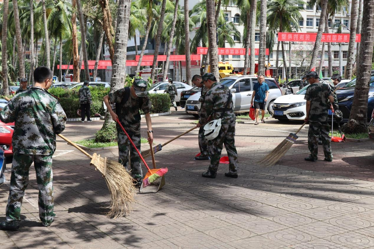 军训第一课――2024级新生参与校园灾后重建