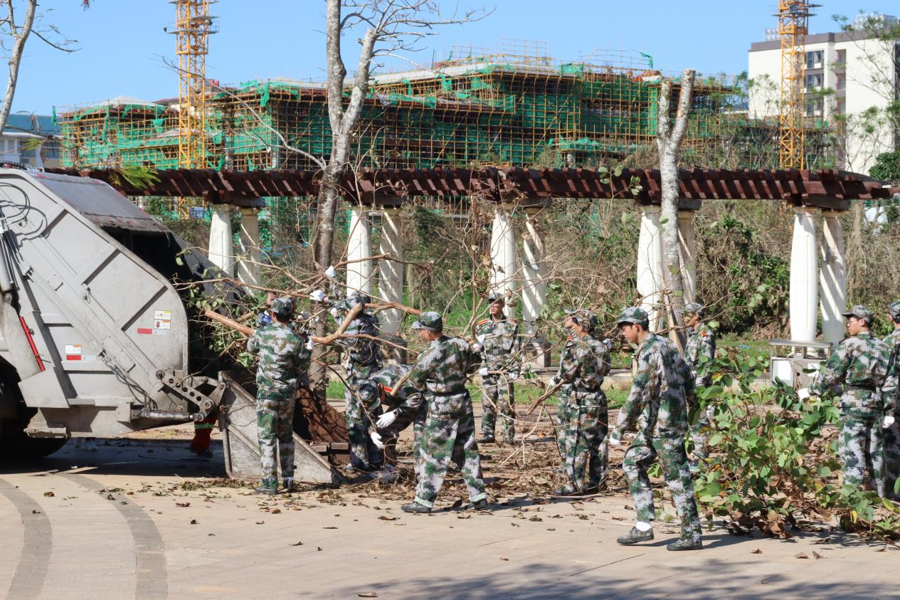 军训第一课――2024级新生参与校园灾后重建