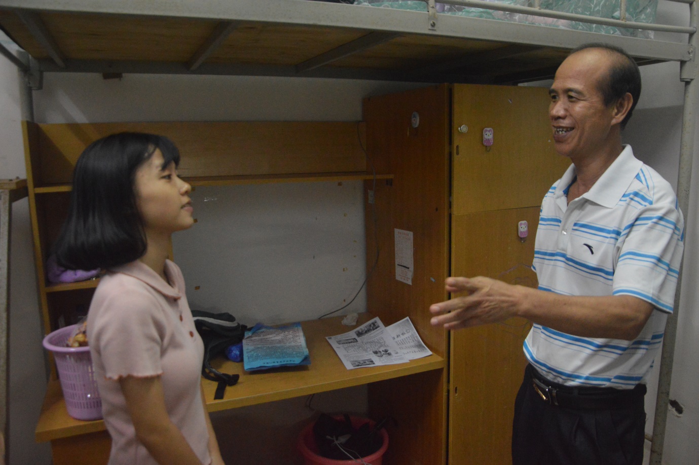 青年之声・教育与心理学院领导老师走寝新生宿舍