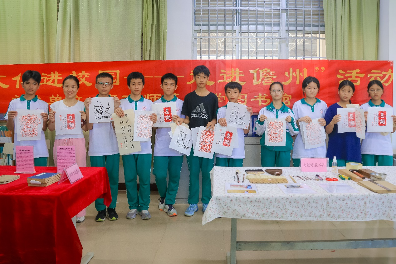 我校图书馆“古籍文化进校园”活动走进儋州