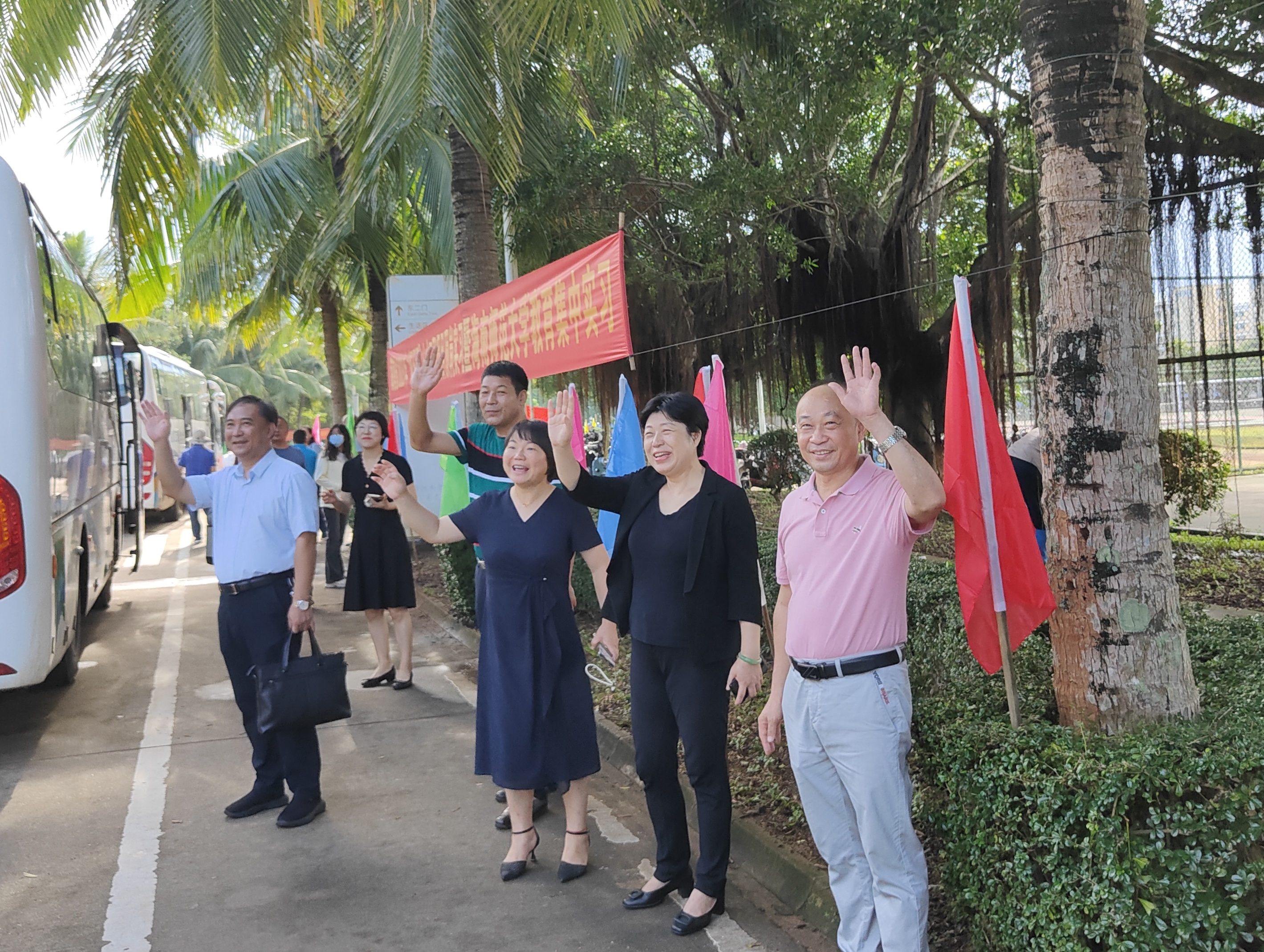 我校1925名实习生分赴海南18个市县参加顶岗和教育集中实习 