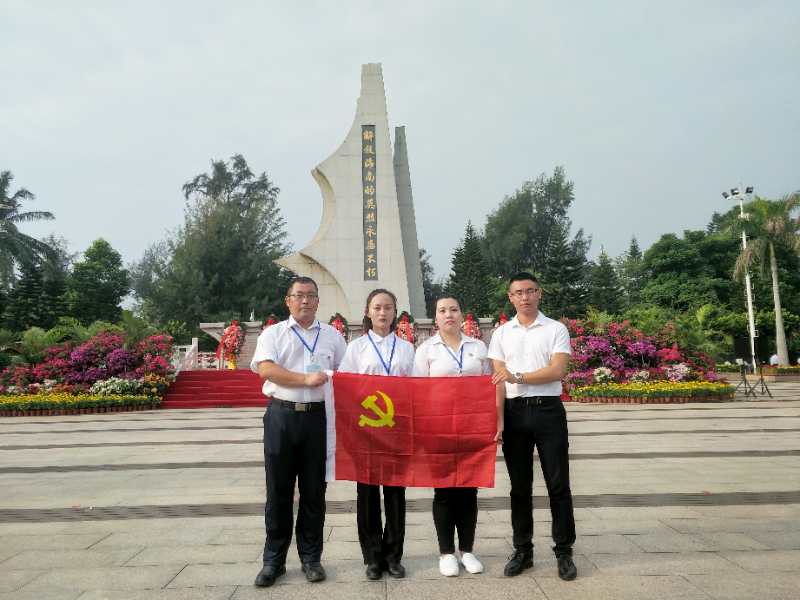 以鲜花为祭 怀英烈忠魂