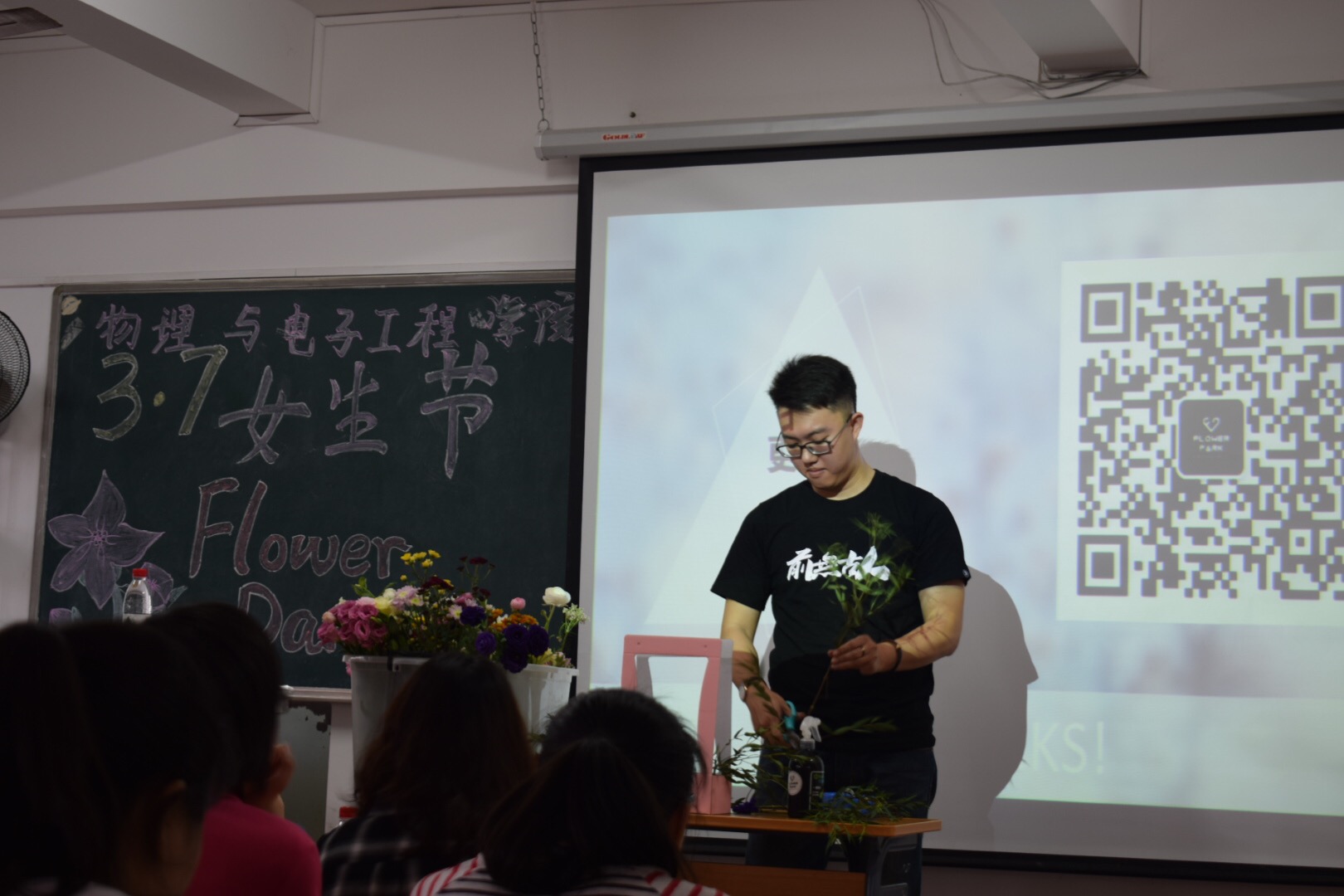 青年之声 ・ 鲜花与你有个约会――记物理与电子工程学院女生节“Flower Dance”插花活