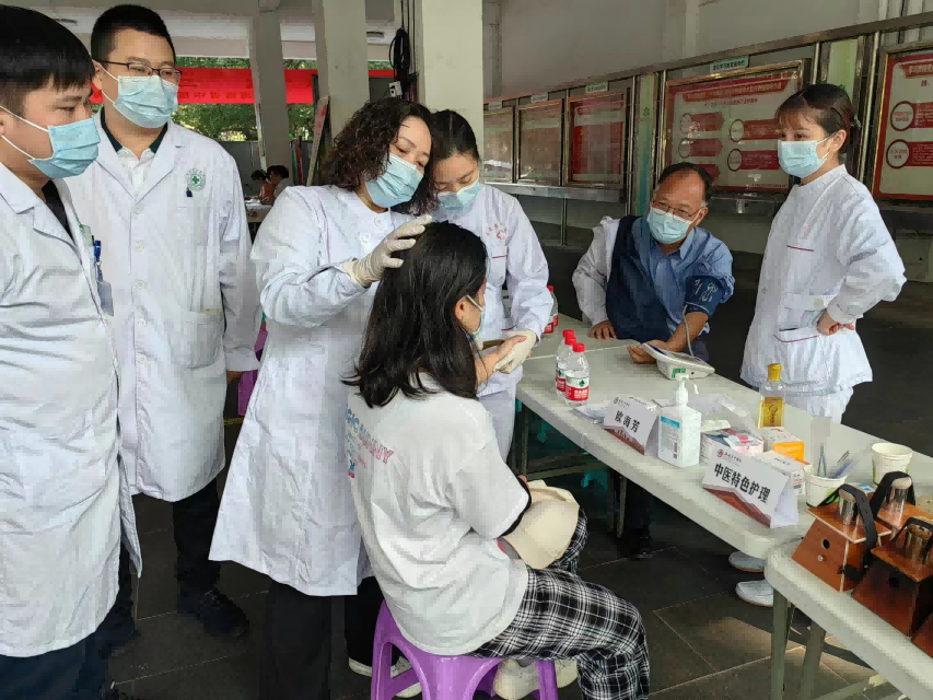 星空游戏官方教育发展基金会携海南省中医院开展“情暖三八妇女节，健康义诊进校园”活动