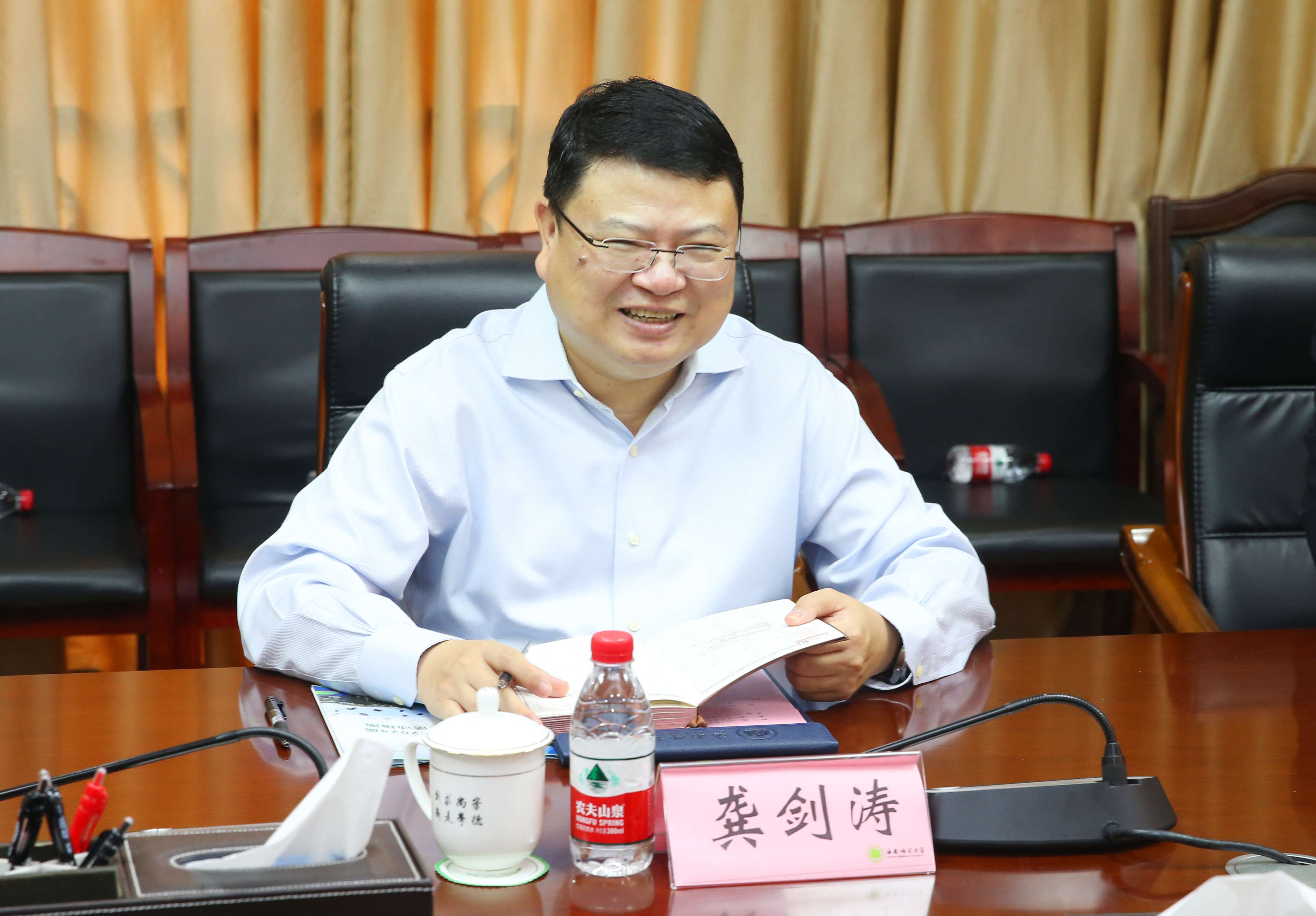 浦发银行海口分行党委书记、行长龚剑涛一行到我校调研座谈