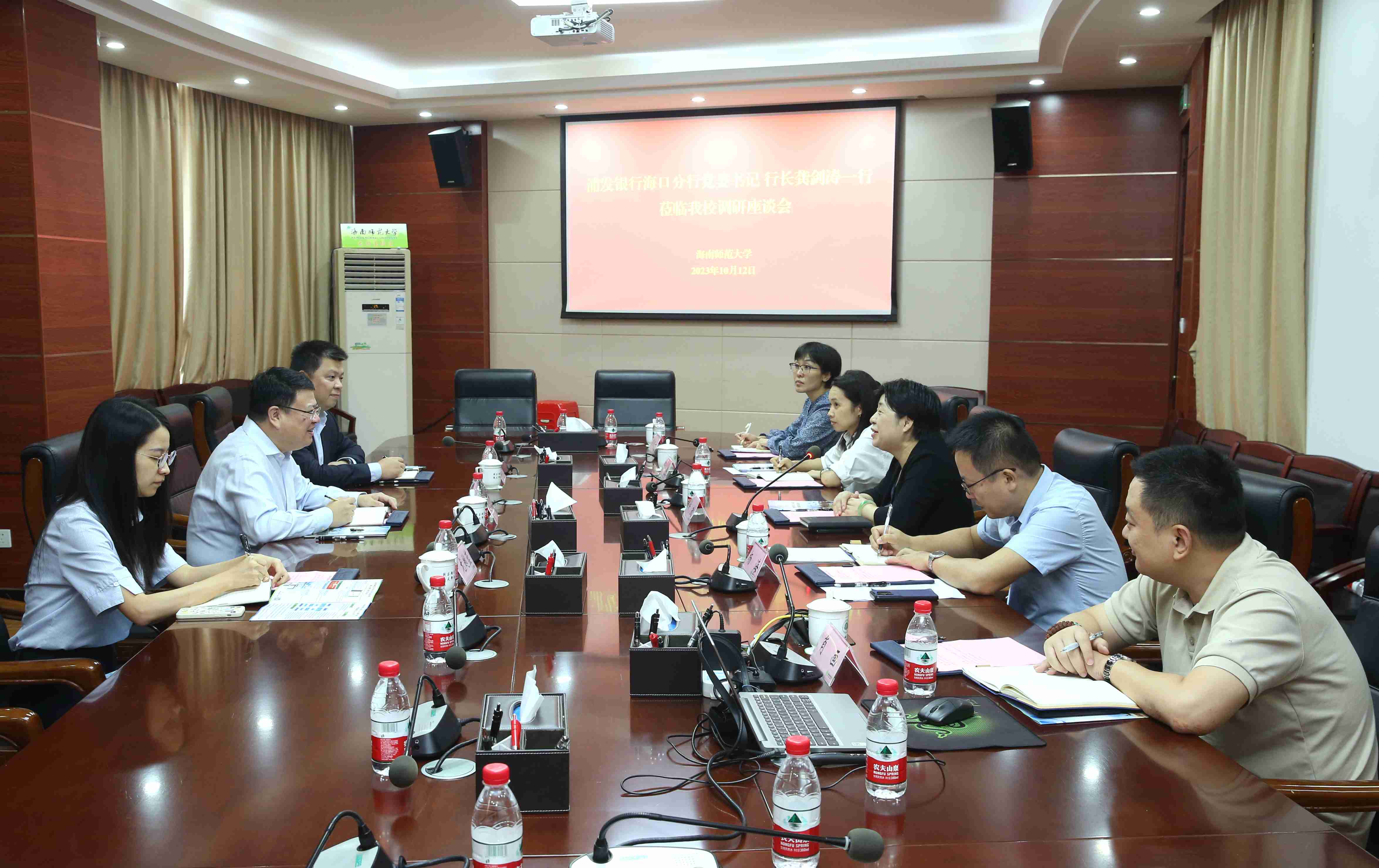 浦发银行海口分行党委书记、行长龚剑涛一行到我校调研座谈
