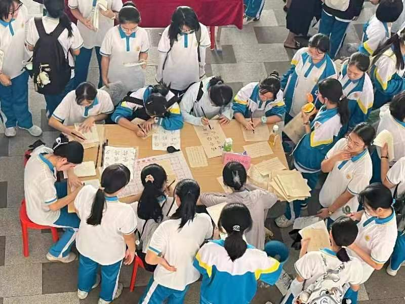 我校图书馆“古籍文化进校园”活动走进农垦中学