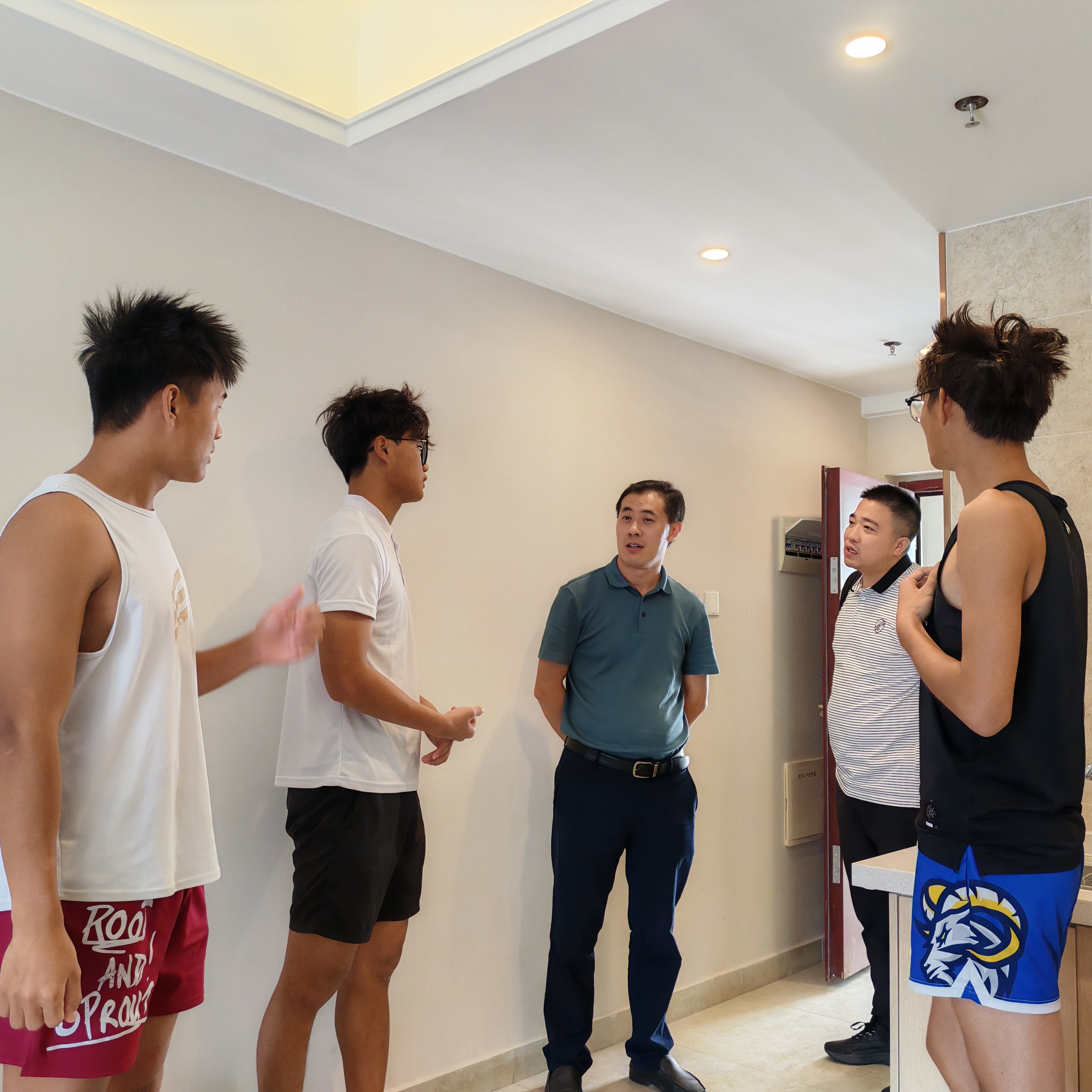 校领导看望慰问我校参与第十二届民运会开幕式的学生